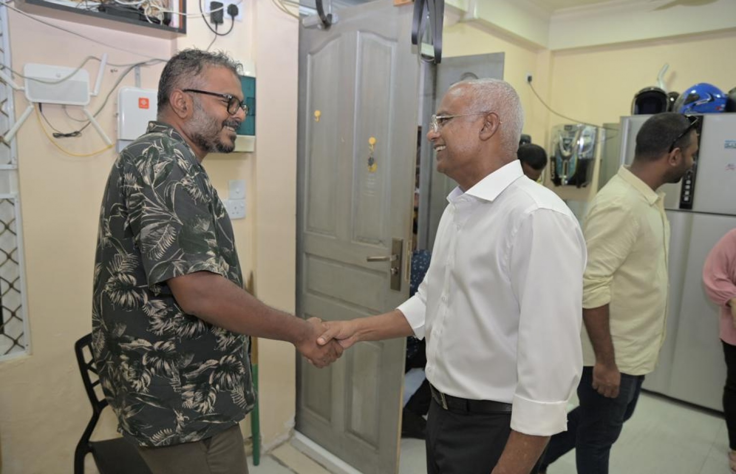 އެމްޑީޕީގެ ރިޔާސީ ކެންޑިޑޭޓް ރައީސް އިބްރާހިމް މުހައްމަދު ސޯލިހް، ކެންޕެއިން ގަލޮޅު ދެކުނު ދާއިރާގެ ދޮރަށް ދަޮރަށް ހިންގެވުމުގެ ތެރެއިން.--- ފޮޓޯ: އެމްޑީޕީ