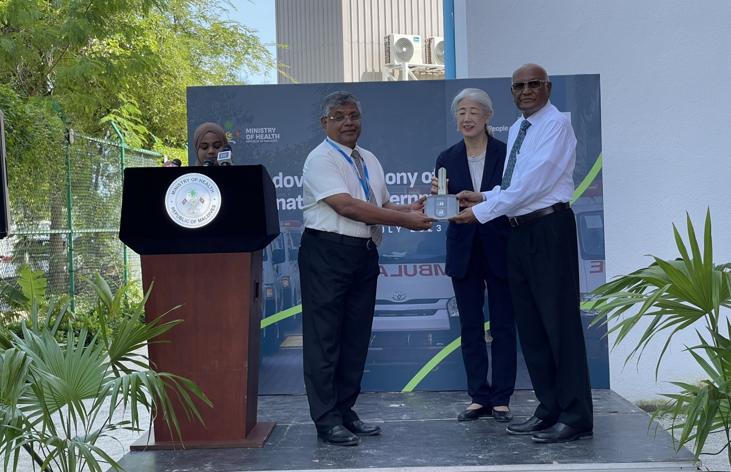 ޖަޕާނު ސަރުކާރުން ރާއްޖެ ހަދިޔާކުރި އެމްބިއުލާންސް، އައްޑޫ އިކުއިޓޯރިއަލް ހޮސްޕިޓަލަށް ފޮނުވުމަށް އެ ހޮސްޕިޓަލްގެ ސީއީއޯ ޑރ. ސޯލިހަށް، ޖަޕާނު ސަފީރާއި މިނިސްޓަރު ނަސީމް މިއަދު ހަވާލުކުރައްވަނީ.--ފޮޓޯ: ހެލްތު މިނިސްޓްރީ