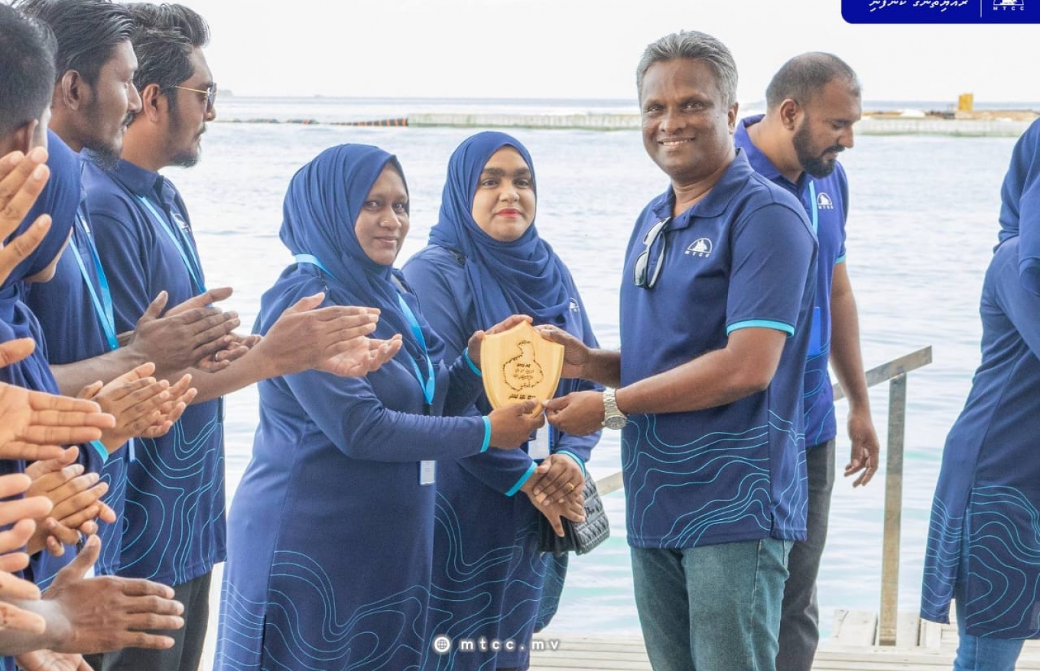 ހުވަދު އަތޮޅުގައި އާރުޓީއެލް ފެށުމުގެ ގޮތުން އެމްޓީސީސީގެ ސީއީއޯ އާދަމް އާޒިމާ އެކު އެ ކުންފުނީގެ ޓީމު އެ އަތޮޅުގައި-- ފޮޓޯ: އެމްޓީސީސީ