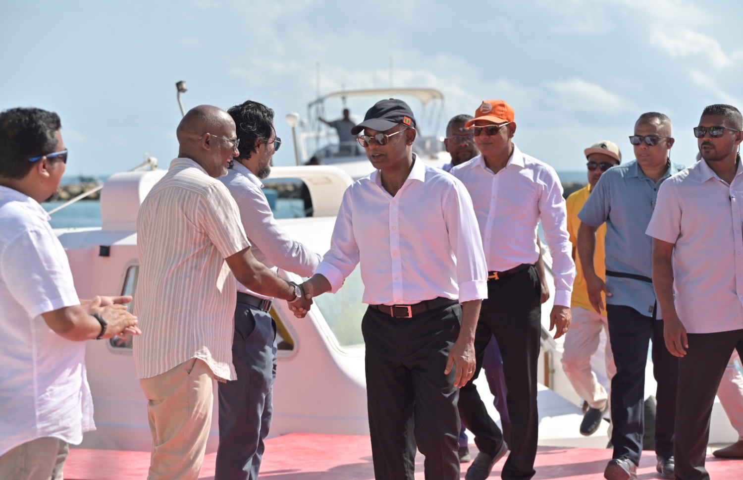 ގުރައިދޫ ދާއިރާގެ ރަށްތަކަށް ރައީސް ކުރެއްވި ދަތުރުގައި އެމްޑީއޭގެ ރައީސް އަހްމަދު ސިޔާމު ވެސް ބައިވެރިވެޑައިގެން-- ފޮޓޯ:އެމްޑީޕީ