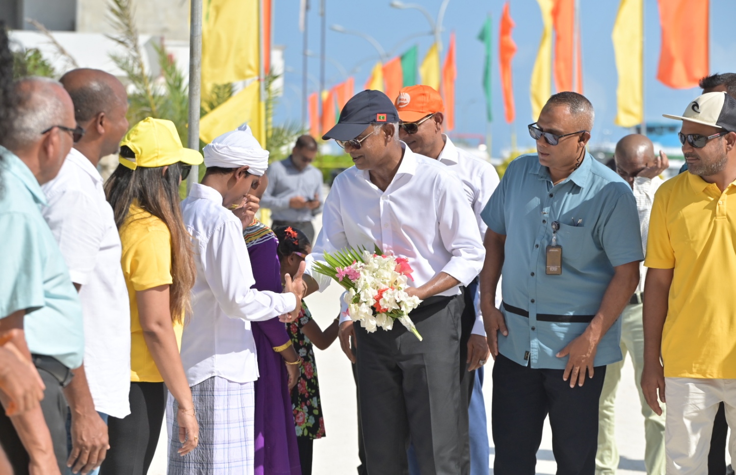 ގުރައީދޫ އަށް ރައީސް މިއަދު ވަޑައިގަތުމުން އެމަނިކުފާނަށް އެ ރަށުގެ ރައްޔިތުން މަރުހަބާ ވިދާޅުވި؛ ގުރައީދޫއިން ފްލެޓް ނުވަތަ ރޯ ހައުސް ދިނުމަށް މެނިފެސްޓޯގައި ހިމަނުއްވާނެ ކަމަށް ރައީސް ވިދާޅުވި