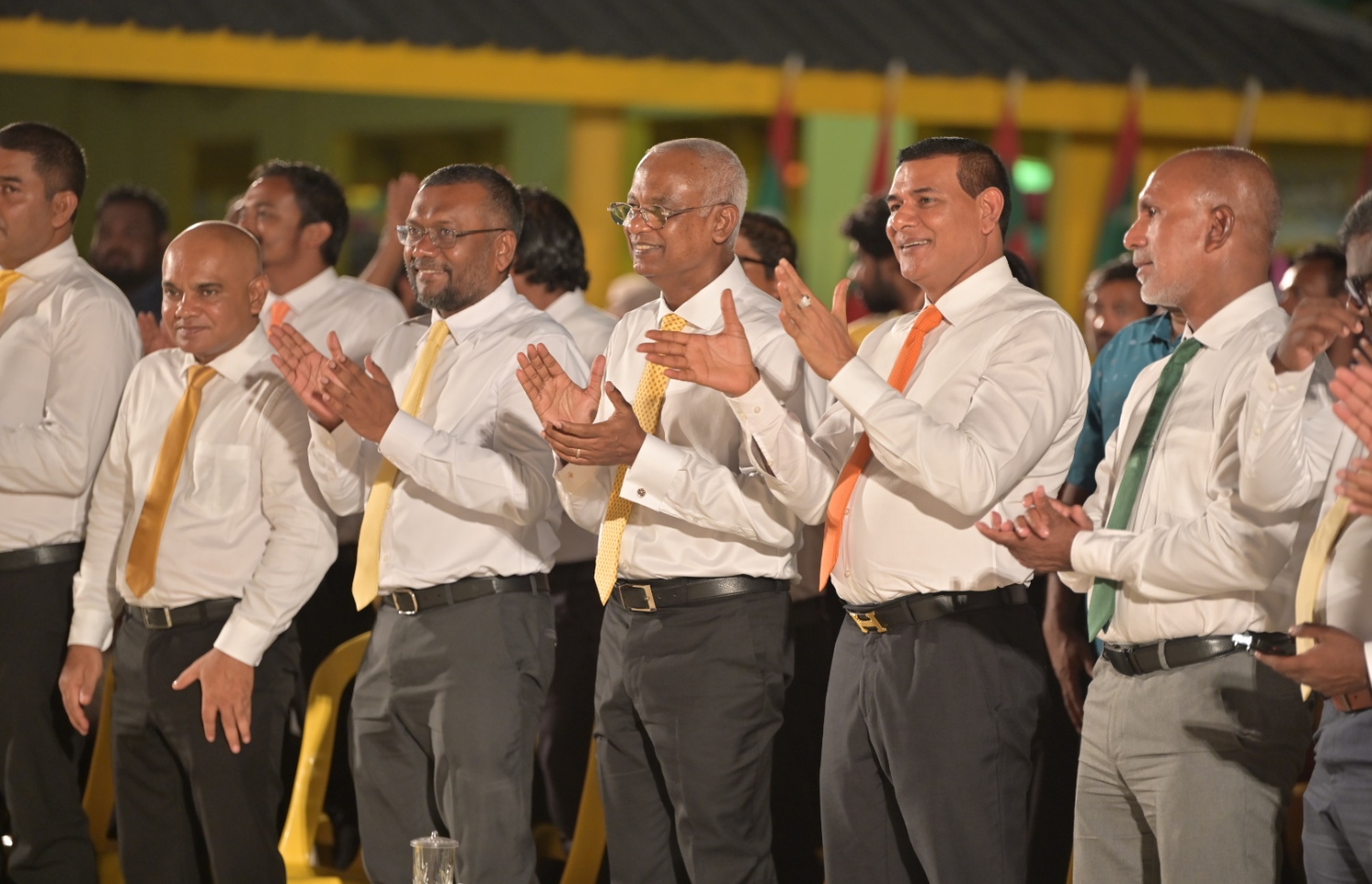 ރައީސް އިބްރާހިމް މުހައްމަދު ސޯލިހާއި މެންބަރު ސިޔާމާޢި މިނިސްޓަރު ފައްޔާޒު ކ.މާފުށީގައި ބޭއްވި ޖަލްސާގައި-- ފޮޓޯ: އެމްޑީޕީ