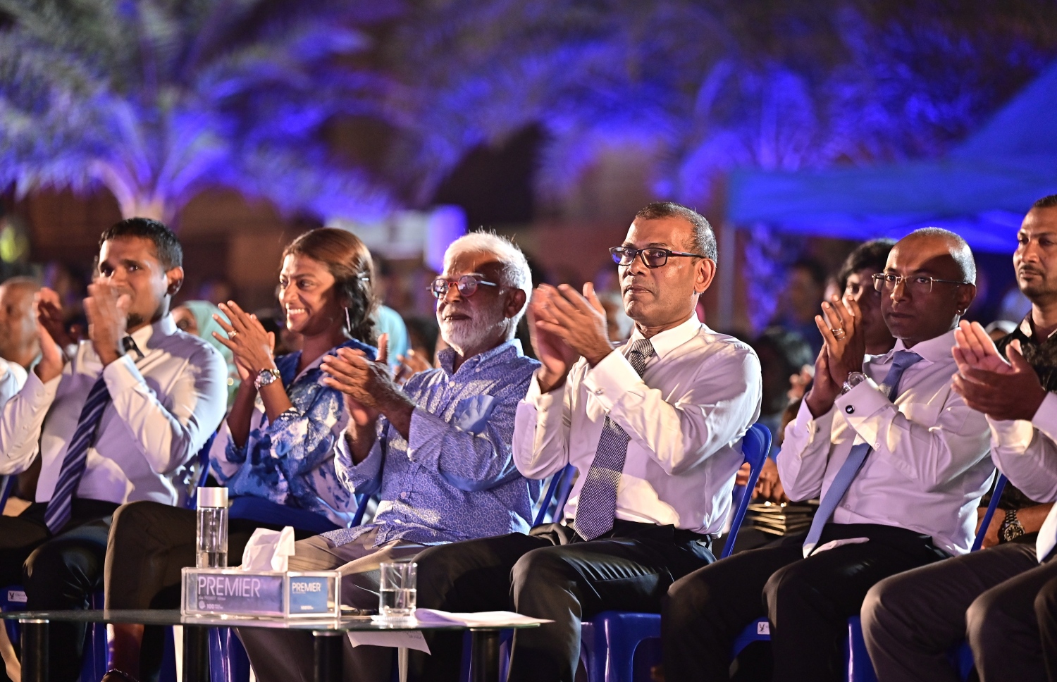 ނަޝީދު ޑިމޮކްރެޓްސް އަށް ސޮއި ކުރައްވަން މިރޭ އާޓިފިޝަލް ބީޗުގައި ބޭއްވި ޖަލްސާގައި އެމަނިކުފާނު ބައިވެރިވެވަޑައިގަންނަވަނީ. --ފޮޓޯ: ނިޝާން އަލީ | މިހާރު