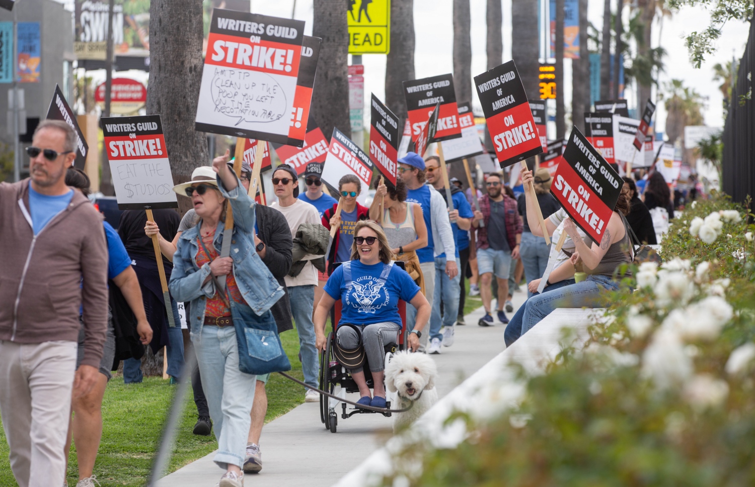 ހޮލީވުޑްގައި ފަންނާނުންނާ މެދު ގެންގުޅޭ ތަފާތުކުރުންތަކާ ދެކޮޅަށް އެމެރިކާގެ ލޮސް އެންޖެލަސްގައި ހަޅުތާލު ކުރަނީ.-- ފޮޓޯ: ޖެޓީ އިމޭޖެސް
