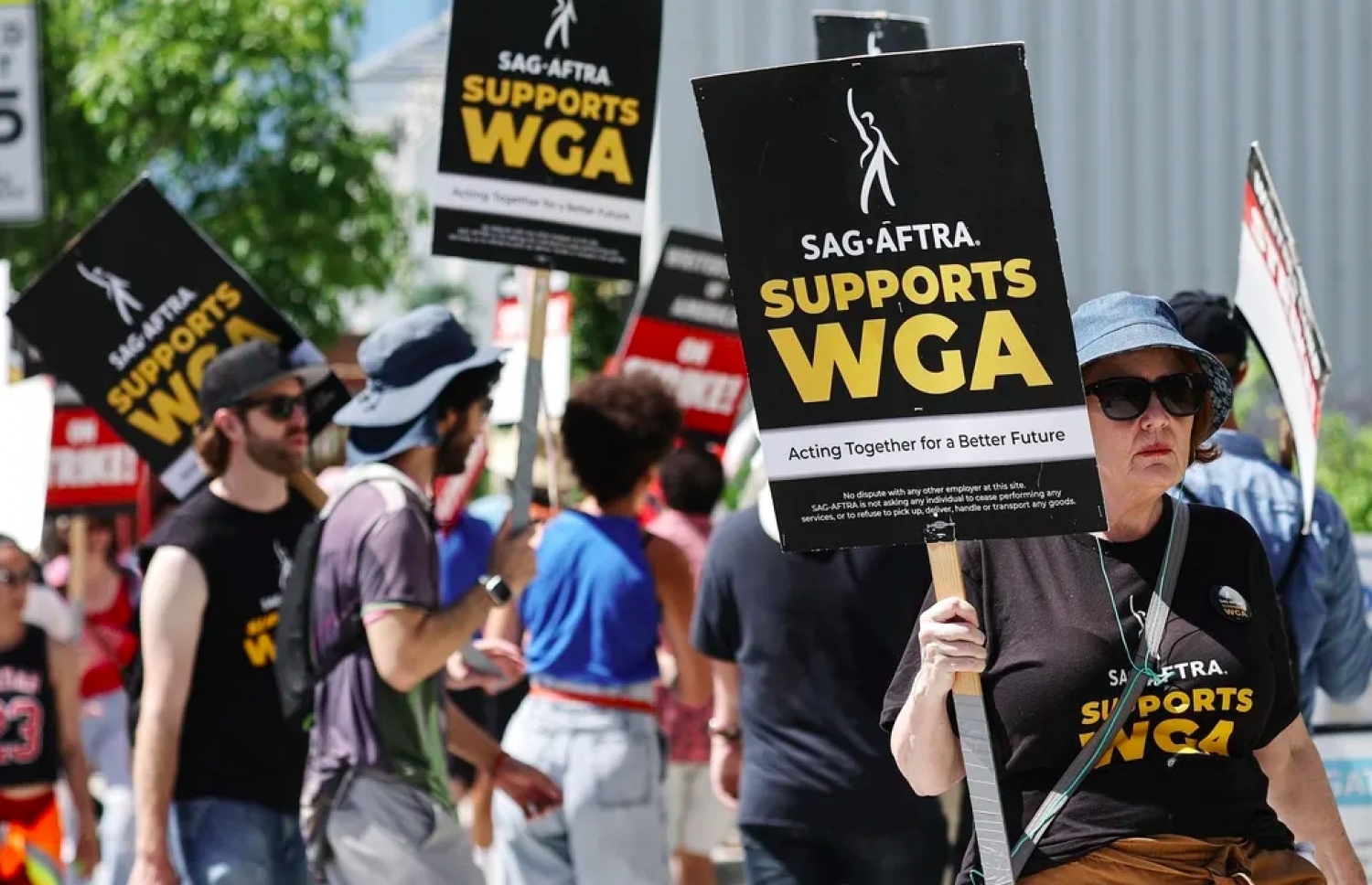 ހޮލީވުޑްގައި ފަންނާނުންނާ މެދު ގެންގުޅޭ ތަފާތުކުރުންތަކާ ދެކޮޅަށް އެމެރިކާގެ ނިއު ޔޯކްގައި ހަޅުތާލު ކުރަނީ.-- ފޮޓޯ: ޖެޓީ އިމޭޖެސް