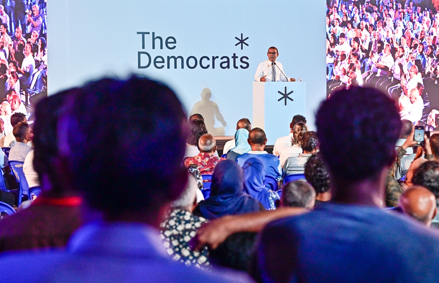 ރޭ ބޭއްވި ޖަލްސާގައި މަޖިލީހުގެ ރައީސް އަދި ކުރީގެ ރައީސް މުހައްމަދު ނަޝީދު ވާހަަކަ ދައްކަވަނީ.-- ފޮޓޯ: ނިޝާން އަލީ / މިހާރު