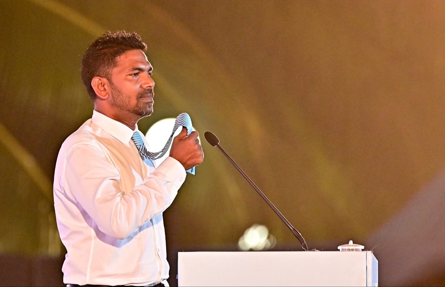 "ދަ ޑިމޮކްރެޓްސް" އަށް ރައްޔިތުންގެ މަޖިލީހުގެ ރައީސް އަދި ކުރީގެ ރައީސް މުހައްމަދު ނަޝީދު ސޮއި ކުރެއްވުމަށް ބޭއްވި ޖަލްސާގައި އެމްޑީޕީގެ ކުރީގެ ނައިބު ރައީސް މުހައްމަދު ޝިފާޒް ވާހަކަ ދައްކަވަނީ .-- ފޮޓޯ: ނިޝާން އަލީ / މިހާރު