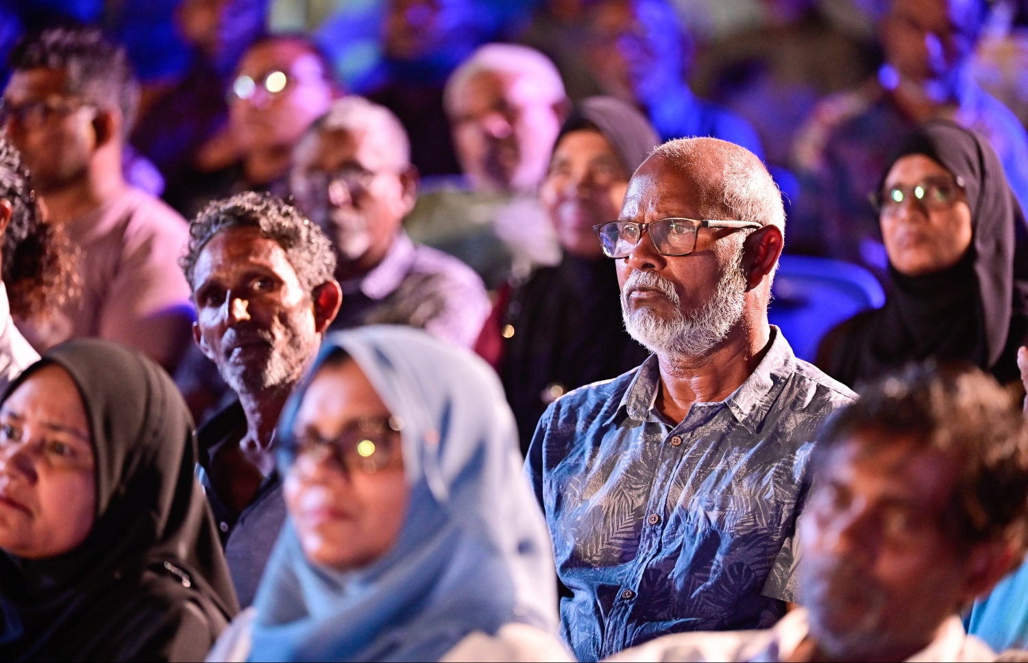 "ދަ ޑިމޮކްރެޓްސް" އަށް ރައްޔިތުންގެ މަޖިލީހުގެ ރައީސް އަދި ކުރީގެ ރައީސް މުހައްމަދު ނަޝީދު ސޮއި ކުރެއްވުމަށް ރޭ ބޭއްވި ޖަލްސާގައި އެޕާޓީގެ ސަޕޯޓަރުން ބައިވެރިވަނީ.-- ފޮޓޯ: ނިޝާން އަލީ / މިހާރު