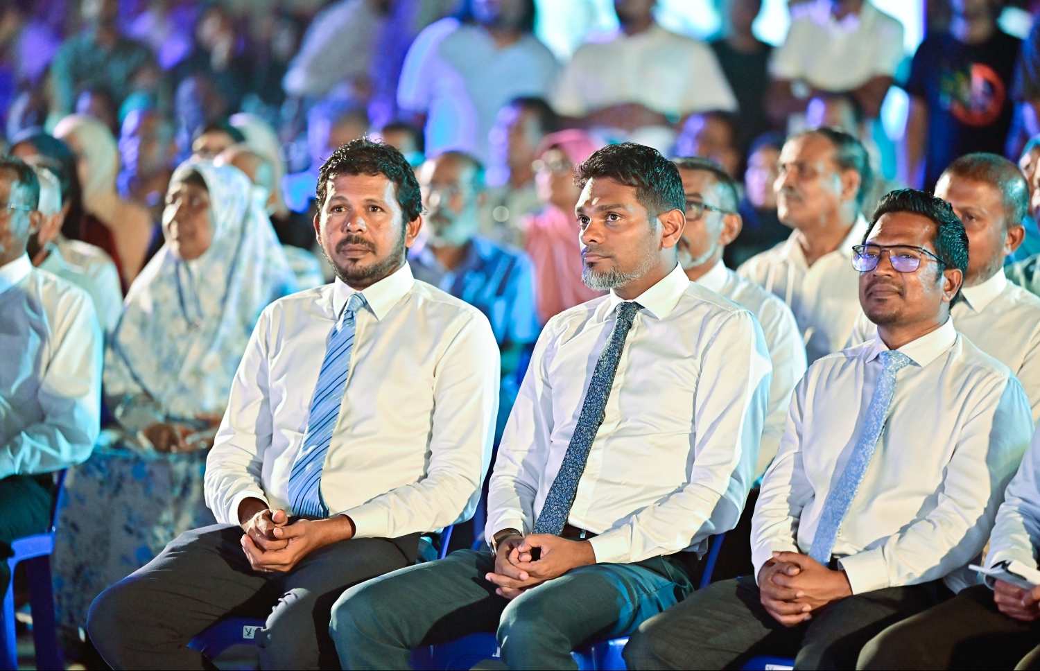 "ދަ ޑިމޮކްރެޓްސް" އަށް ރައްޔިތުންގެ މަޖިލީހުގެ ރައީސް އަދި ކުރީގެ ރައީސް މުހައްމަދު ނަޝީދު ސޮއި ކުރެއްވުމަށް ބޭއްވި ޖަލްސާގައި އެ ޕާޓީގެ ބައެއް އިސްވެރިނާއި މަޖިލިސް މެމްބަރުން ބައިވެރިވެވަޑައިގަންނަވަނީ.-- ފޮޓޯ: ނިޝާން އަލީ / މިހާރު