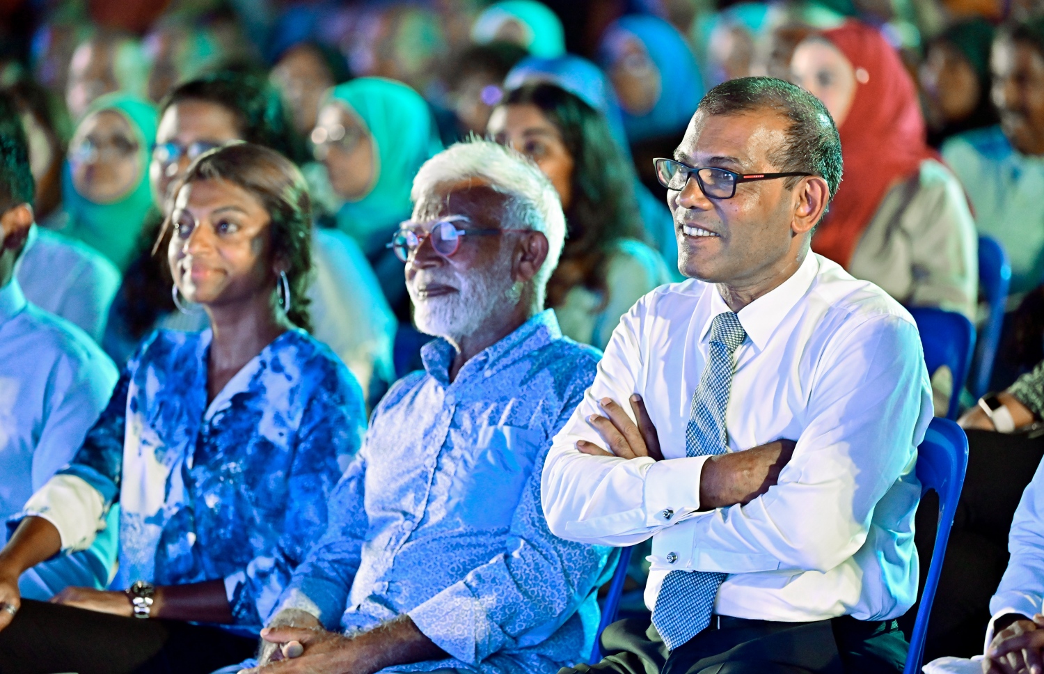 ރޭ ބޭއްވި ޖަލްސާގައި ނަޝީދާއެކު އެޕާޓީގެ ބައެއް އިސްވެރިންނާއި މަޖިލިސް މެމްބަރުން ބައިވެރިވަނީ.-- ފޮޓޯ: ނިޝާން އަލީ / މިހާރު