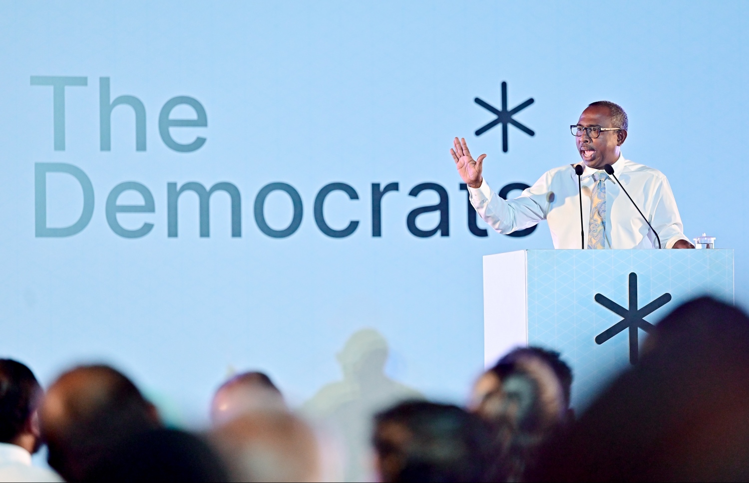 "ދަ ޑިމޮކްރެޓްސް" އަށް ރައްޔިތުންގެ މަޖިލީހުގެ ރައީސް އަދި ކުރީގެ ރައީސް މުހައްމަދު ނަޝީދު ސޮއި ކުރެއްވުމަށް ބޭއްވި ޖަލްސާގައި ރައްޔިތުންގެ މަޖިލީހުގެ މެދުހެންވޭރު ދާއިރާގެ މެމްބަރު އަލީ އާޒިމް ވާހަަކަ ދައްކަވަނީ.-- ފޮޓޯ: ނިޝާން އަލީ / މިހާރު