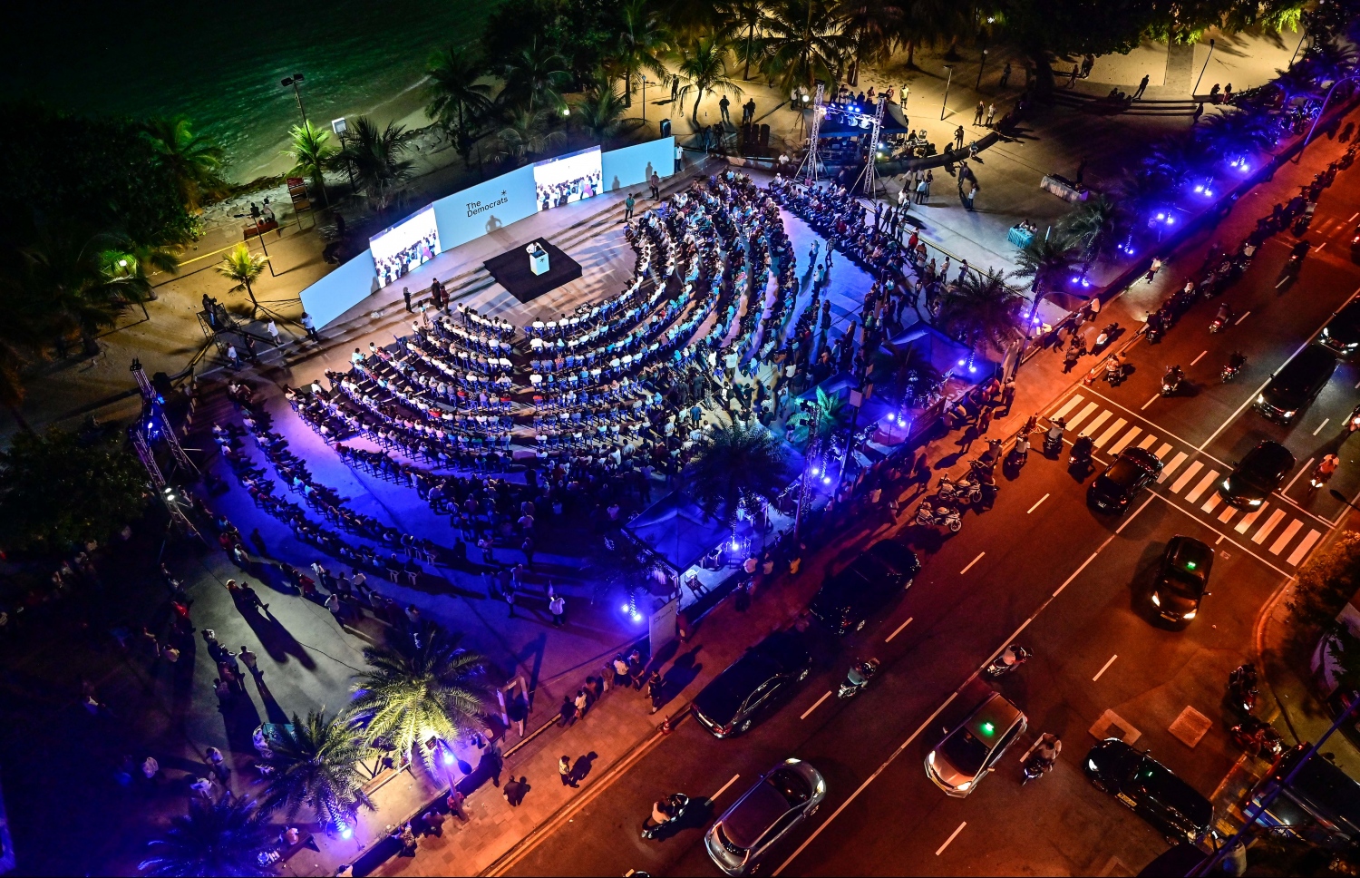 "ދަ ޑިމޮކްރެޓްސް" އަށް ރައްޔިތުންގެ މަޖިލީހުގެ ރައީސް އަދި ކުރީގެ ރައީސް މުހައްމަދު ނަޝީދު ސޮއި ކުރެއްވުމަށް ރޭ ބޭއްވި ޖަލްސާ.-- ފޮޓޯ: ނިޝާން އަލީ / މިހާރު