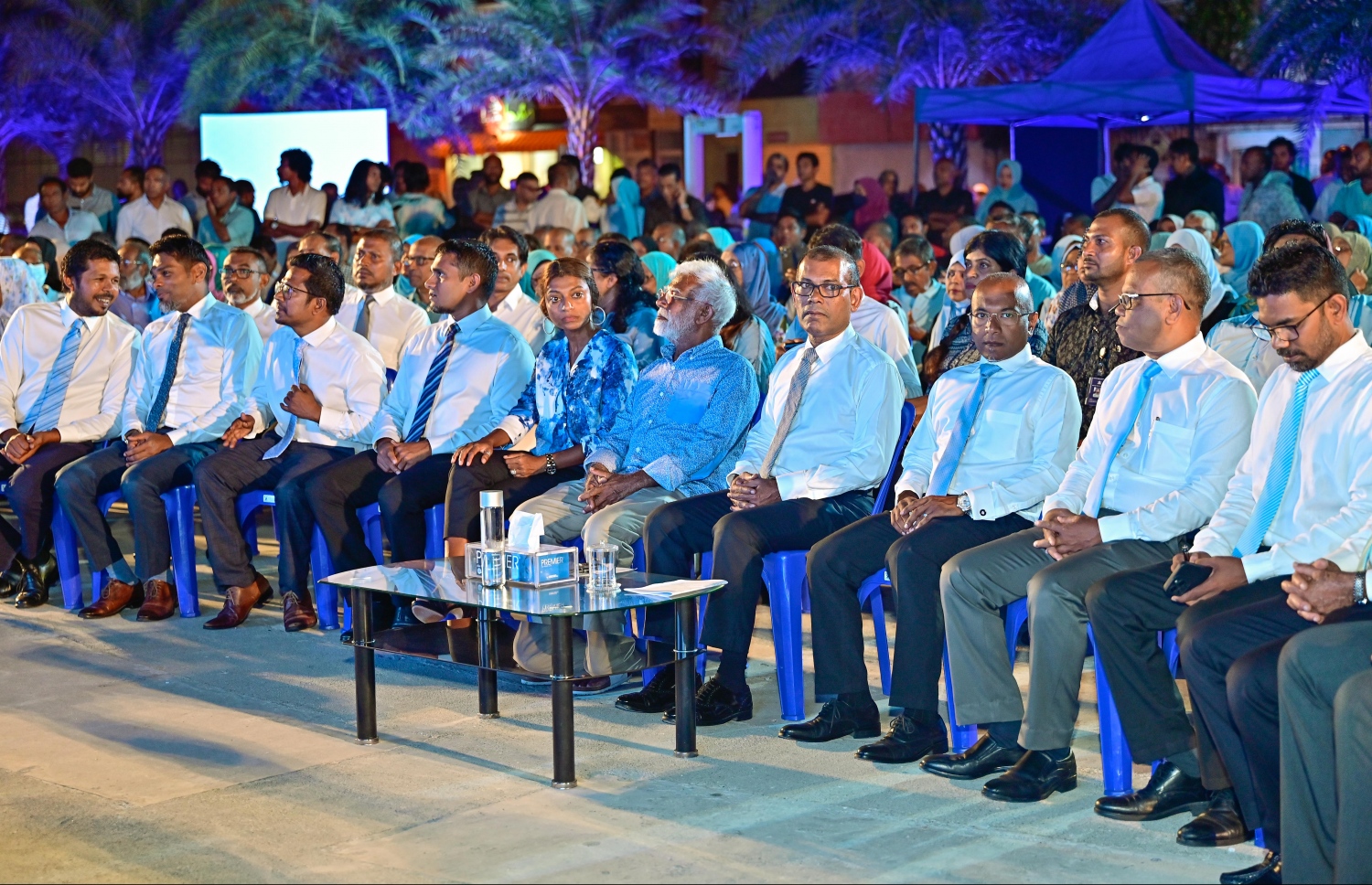 ޑިމޮކްރެޓްސް އިން ބޭއްވި ޖަލްސާއެއްގައި، ކުރީގެ ރައީސް ނަޝީދާއި އެ ޕާޓީގެ އިސްވެރިން ބައިވެރިވެވަޑައިގަންނަވަނީ. -- ފޮޓޯ: ނިޝާން އަލީ | މިހާރު
