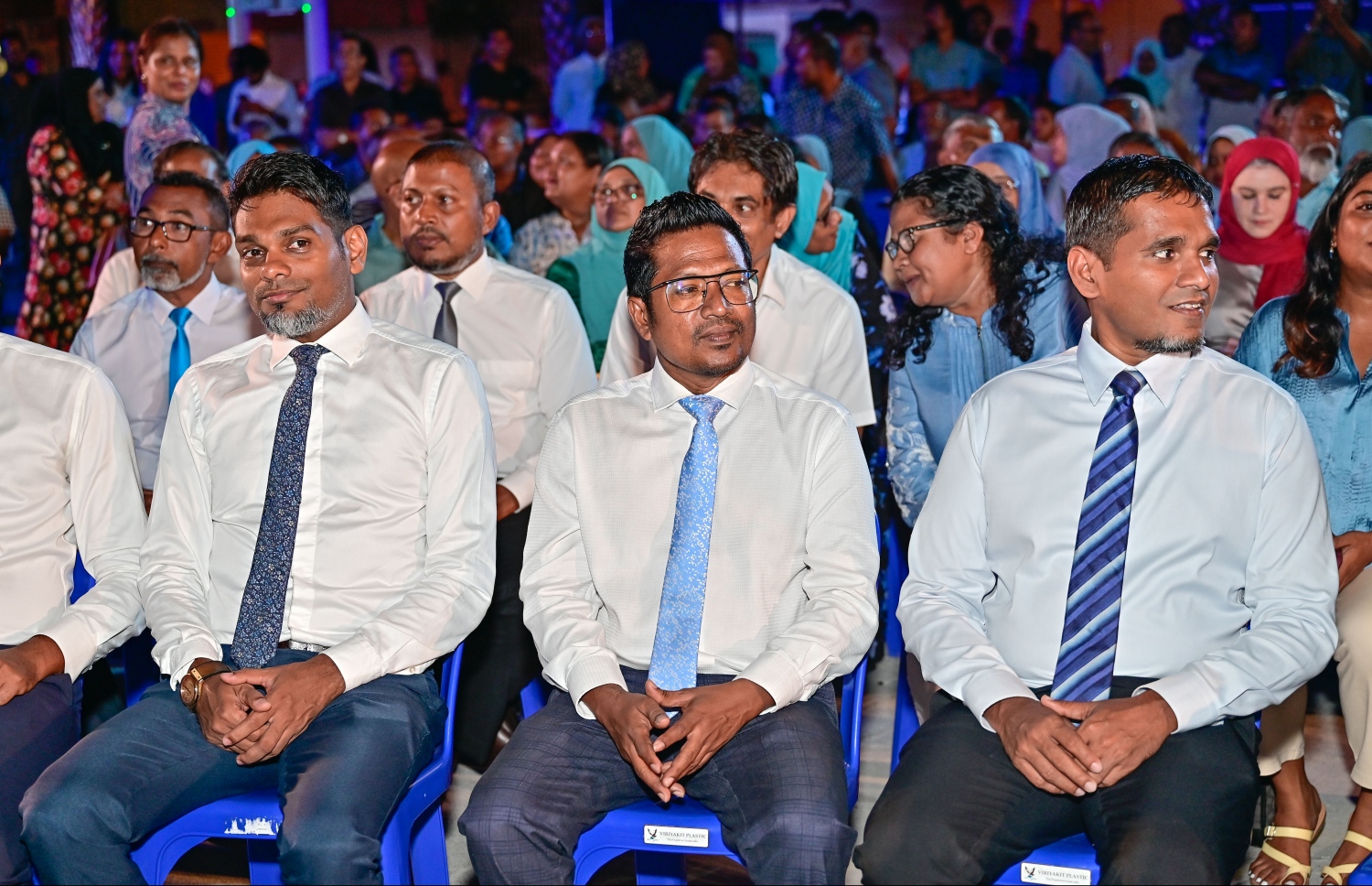 "ދަ ޑިމޮކްރެޓްސް" އަށް ރައްޔިތުންގެ މަޖިލީހުގެ ރައީސް އަދި ކުރީގެ ރައީސް މުހައްމަދު ނަޝީދު ސޮއި ކުރެއްވުމަށް ރޭ ބޭއްވި ޖަލްސާގައި އެޕާޓީގެ މަޖިލިސް މެމްބަރުން ބައިވެރިވަނީ.-- ފޮޓޯ: ނިޝާން އަލީ / މިހާރު