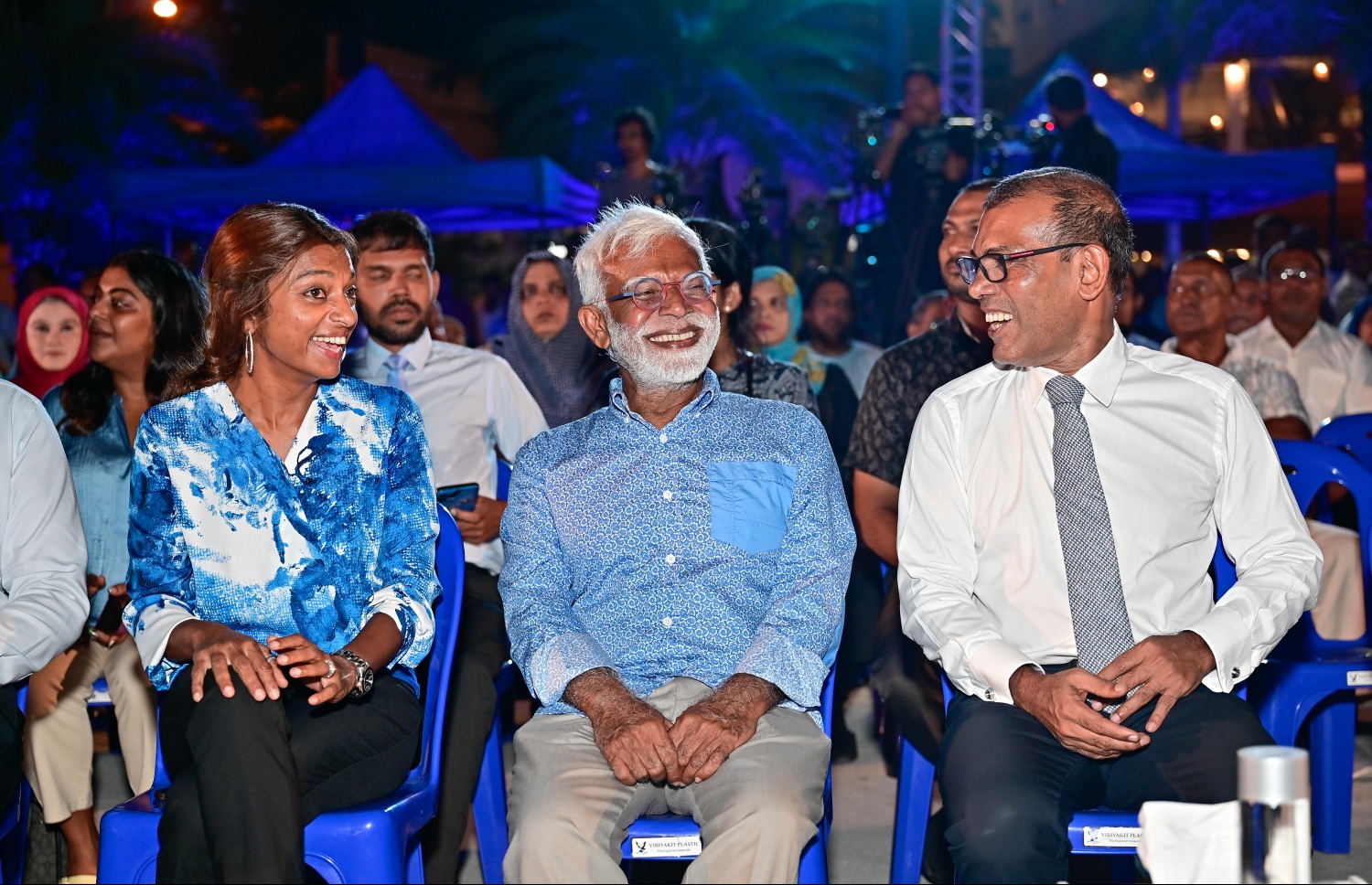 ރޭ ބޭއްވި ޖަލްސާގައި ނަޝީދާއެކު އެޕާޓީގެ ބައެއް އިސްވެރިންނާއި މަޖިލިސް މެމްބަރުން ބައިވެރިވަނީ.-- ފޮޓޯ: ނިޝާން އަލީ / މިހާރު