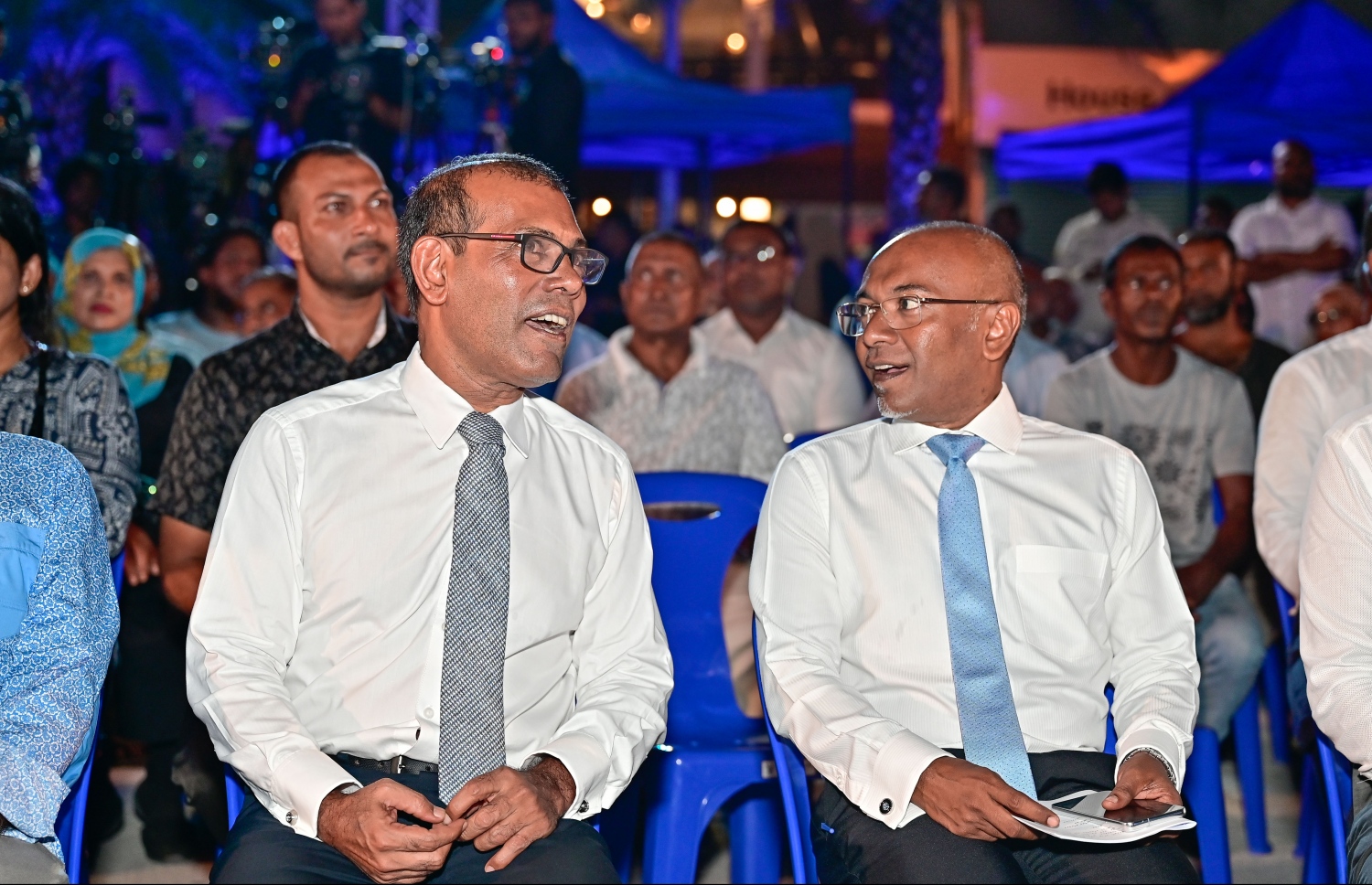 ކުރީގެ ރައީސް އަދި އެމްޑީޕީގެ ކުރީގެ ރައީސް މުހައްމަދު ނަޝީދު ދަ ޑިމޮކްރެޓްސް އަށް ސޮއިކުރައްވަން ބޭއްވި ޖަލްސާގައި އެ މަނިކުފާނާއި އެ ޕާޓީގެ ފައުންޑަރު ހަސަން ލަތީފް ވާހަކަ ދައްކަވަނީ.--- ފޮޓޯ: ނިޝާން އަލީ / މިހާރު