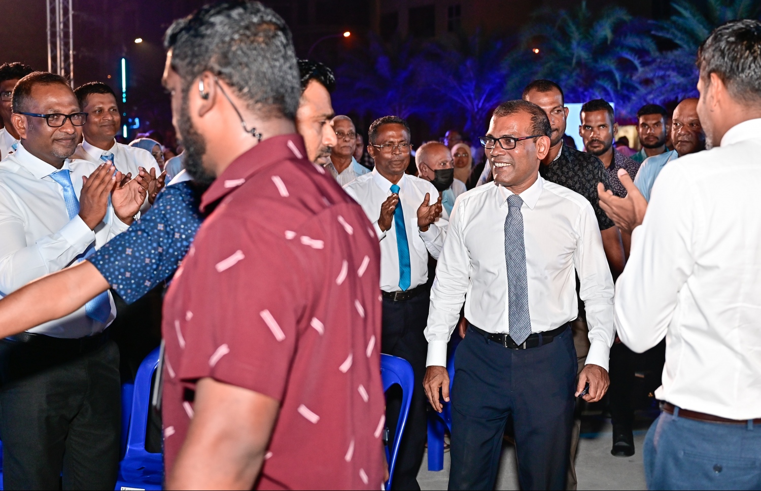 "ދަ ޑިމޮކްރެޓްސް" އަށް ރައްޔިތުންގެ މަޖިލީހުގެ ރައީސް އަދި ކުރީގެ ރައީސް މުހައްމަދު ނަޝީދު ސޮއި ކުރެއްވުމަށް ބޭއްވި ޖަލްސާ އަށް އެ މަނިކުފާނު ވަަޑައިގަތުމުން މަރުހަބާ ދަންނަވަނީ.-- ފޮޓޯ: ނިޝާން އަލީ / މިހާރު