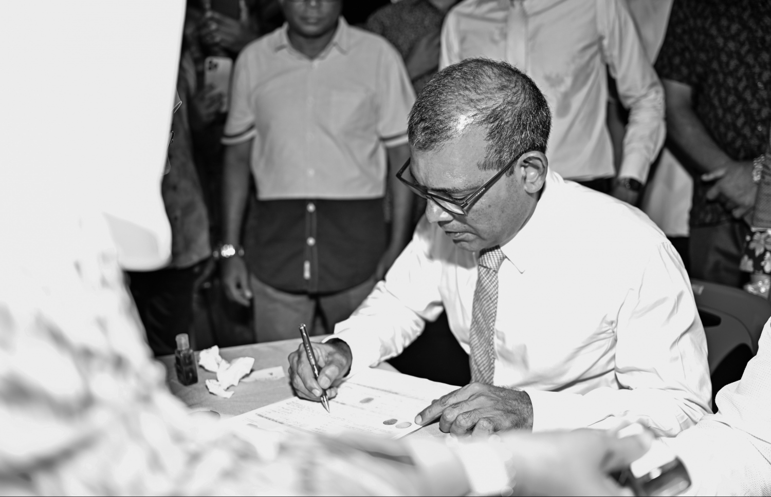 އެމްޑީޕީގެ ކުރީގެ ރައީސް މުހައްމަދު ނަޝީދު ޑިމޮކްރެޓްސް އަށް ރޭ ސޮއި ކުރައްވަނީ. --ފޮޓޯ: ނިޝާން އަލީ | މިހާރު