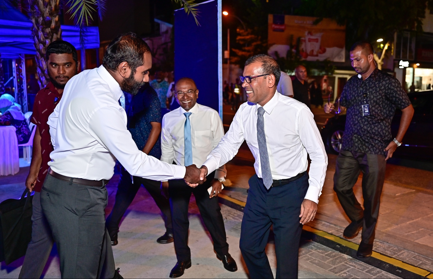 "ދަ ޑިމޮކްރެޓްސް" އަށް ރައްޔިތުންގެ މަޖިލީހުގެ ރައީސް އަދި ކުރީގެ ރައީސް މުހައްމަދު ނަޝީދު ސޮއި ކުރެއްވުމަށް ބޭއްވި ޖަލްސާ އަށް އެ މަނިކުފާނު ވަަޑައިގަތުމުން މަރުހަބާ ދަންނަވަނީ.-- ފޮޓޯ: ނިޝާން އަލީ / މިހާރު