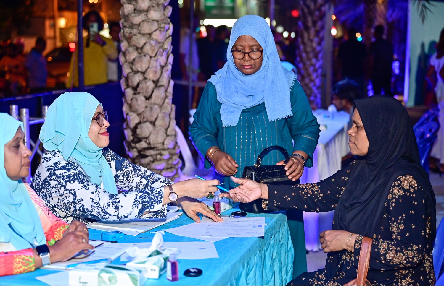 ކުރީގެ ރައީސް އަދި އެމްޑީޕީގެ ކުރީގެ ރައީސް މުހައްމަދު ނަޝީދު ދަ ޑިމޮކްރެޓްސް އަށް ސޮއިކުރައްވަން ބޭއްވި ޖަލްސާގައި އެ ޕާޓީ އަށް ބައެއް މީހުން ސޮއިކުރަނީ.--- ފޮޓޯ: ނިޝާން އަލީ / މިހާރު