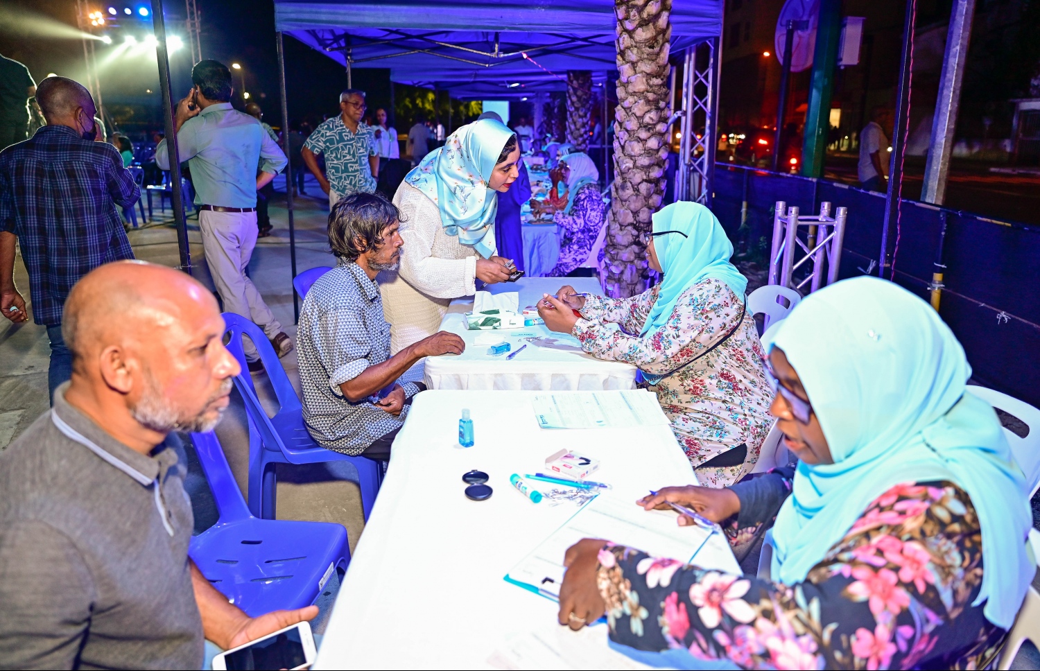 ކުރީގެ ރައީސް އަދި އެމްޑީޕީގެ ކުރީގެ ރައީސް މުހައްމަދު ނަޝީދު ދަ ޑިމޮކްރެޓްސް އަށް ސޮއިކުރައްވަން ބޭއްވި ޖަލްސާގައި އެ ޕާޓީ އަށް ބައެއް މީހުން ސޮއިކުރަނީ.--- ފޮޓޯ: ނިޝާން އަލީ / މިހާރު