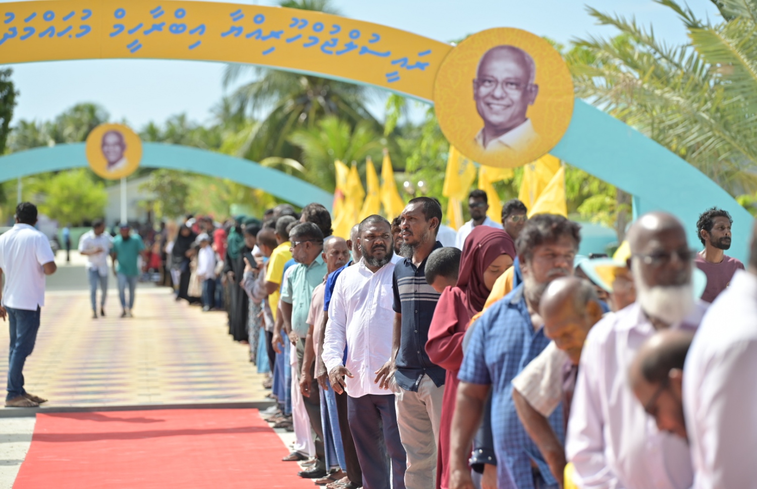 ރިޔާސީ އިންތިހާބުގެ ކެމްޕެއިނަށް ރައީސް ކޮޅުފުއްޓަށް ވަޑައިގަތުމުން އެ މަނިކުފާނަށް މަރުހަބާ ކިޔުމަށް ސަފު ހަދާލާފައި..-- ފޮޓޯ: ރައީސް ކެމްޕެއިން ޓީމް