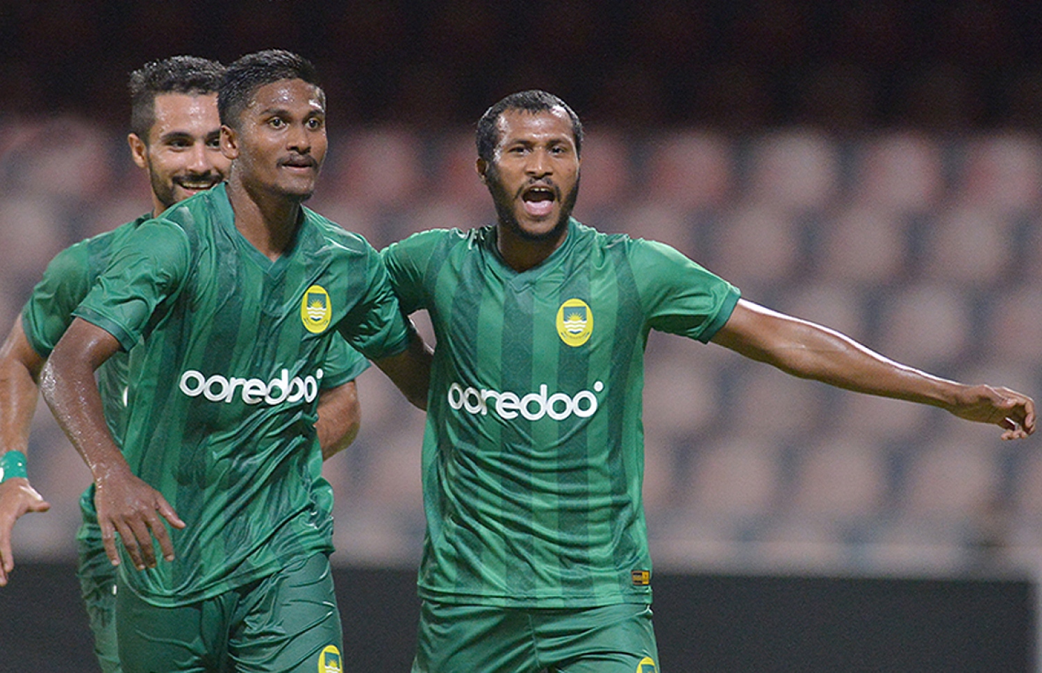 ހަމްޒާ (ކ) ގޯލު ޖެހުމަށް ފަހު އުފާޅު ކުރަނީ، ހަމްޕު ވަނީ ރޭގެ މެޗުގައި ހެޓްރިކް ހަދައިފައި.-- ފޮޓޯ: އެފްއޭއެމް