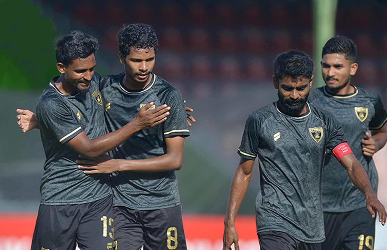 ނިޝާމް (ވ-2) އީގަލްސްގެ ފުރަތަމަ ގޯލު ޖެހުމަށް ފަހު ޓީމު ކުޅުންތެރިންނާ އެކު އުފާފާޅު ކުރަނީ.-- ފޮޓޯ: އެފްއޭއެމް