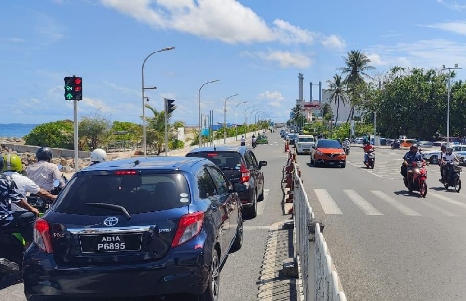 ބްރިޖުގައި ހަރުކޮށްފައި ހުރި އެރޯ ޓްރެފިކް ލައިޓަށް ވެހިކަލްތައް މަޑުކޮށްގެން.-- ފޮޓޯ: ޕޮލިސް