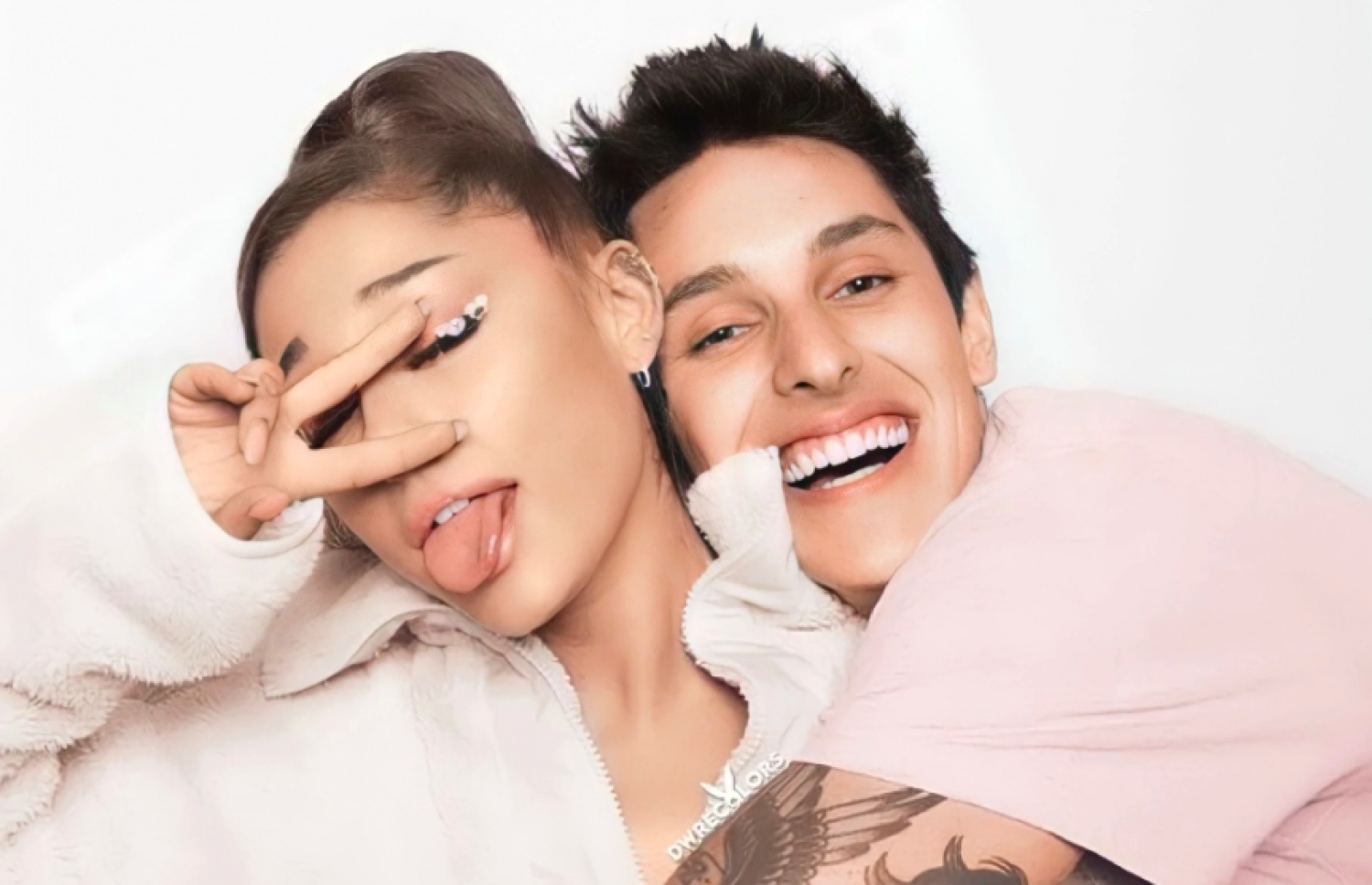 އެމެރިކާގެ މަޝްހޫރު ލަވަކިޔުންތެރިޔާ އަދި އެކްޓްރެސް، އަރިއާނާ ގްރާންޑޭ އާއި ވިޔަފާރިވެރިޔާ، ޑެލްޓަން ގޯމޭޒް.