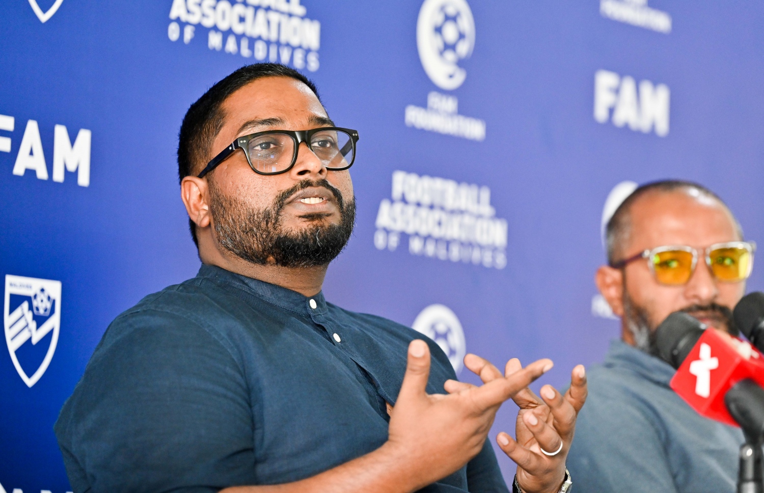 އެފްއޭއެމްގެ ރައީސް ބައްސާމް (ވ) އާއި ނައިބުރައީސް އަލީ އުމަރު: އެފްއޭއެމުން ވަނީ އަސާސީ ގަވާއިދާ ހިލާފަށް ދެވަނަ ޑިވިޝަންގެ އަދަދު އިތުރުކޮށްފަ --- ފޮޓޯ: ނިޝާން އަލީ | މިހާރު