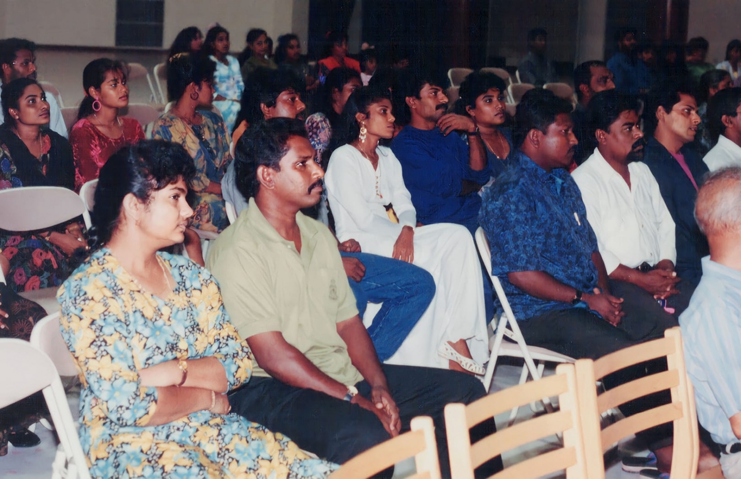 "ދެރިޔާ" އުފެއްދުމުގެ މަސައްކަތް ފެށުމަށް ޖުލައި 19، 1993 ގައި ފިލްމުގެ ކާސްޓް ތައާރަފުކުރުމަށް ސޯޝަލް ސެންޓަރުގައި ބޭއްވި ރަސްމިއްޔާތުގައި ބައިވެރިވި މީހުން.-- ފޮޓޯ: އެޓާނަލް ޕިކްޗާސް