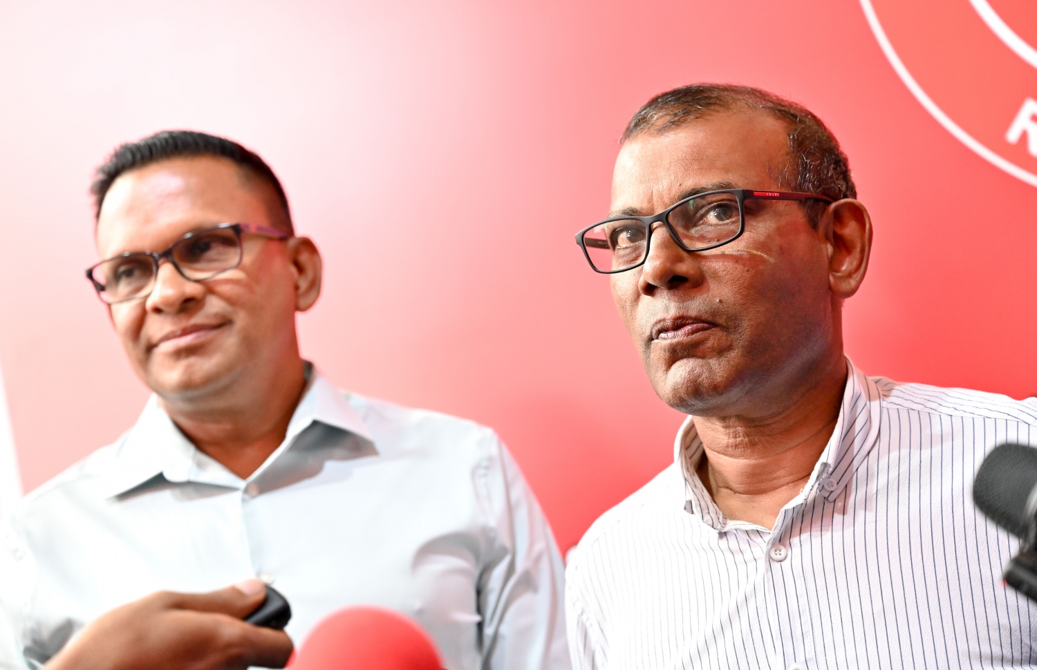 ރިޔާސީ އިންތިހާބުގައި އެކުގައި މަސައްކަތް ކުރުމަށް މިއަދު ބޭއްވި މަޝްވަރާތަކަށް ފަހު ރައްޔިތުންގެ މަޖިލީހުގައި ރައީސް މުހައްމަދު ނަޝީދު އާއި އެމްއެންޕީގެ ލީޑަރު ކާނަލް ނާޒިމް މީޑިއާތަކާ ވާހަކަދައްކަނީ.-- ފޮޓޯ: ނިޝާން އަލީ | މިހާރު