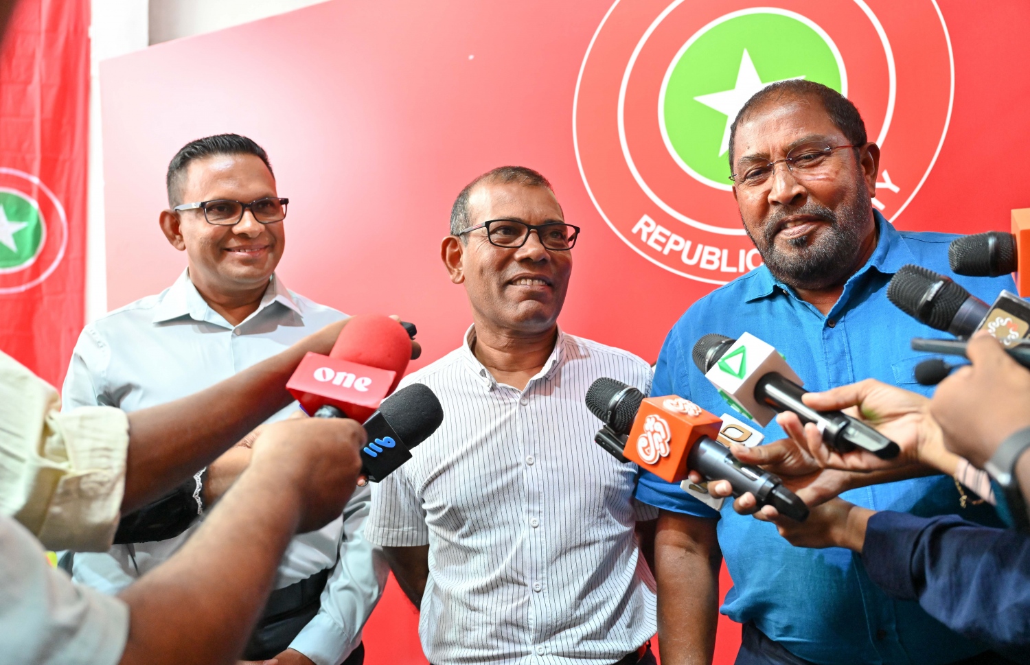 ރިޔާސީ އިންތިހާބުގައި އެކުގައި މަސައްކަތް ކުރުމަށް މިއަދު ބޭއްވި މަޝްވަރާތަކަށް ފަހު ރައްޔިތުންގެ މަޖިލީހުގައި ރައީސް މުހައްމަދު ނަޝީދު އާއި ޖޭޕީގެ ލީޑާރު ގާސިމް އިބަރާހިމް އަދި އެމްއެންޕީގެ ލީޑަރު ކާނަލް ނާޒިމް މީޑިއާތަކާ ވާހަކަދައްކަނީ.-- ފޮޓޯ: ނިޝާން އަލީ | މިހާރު
