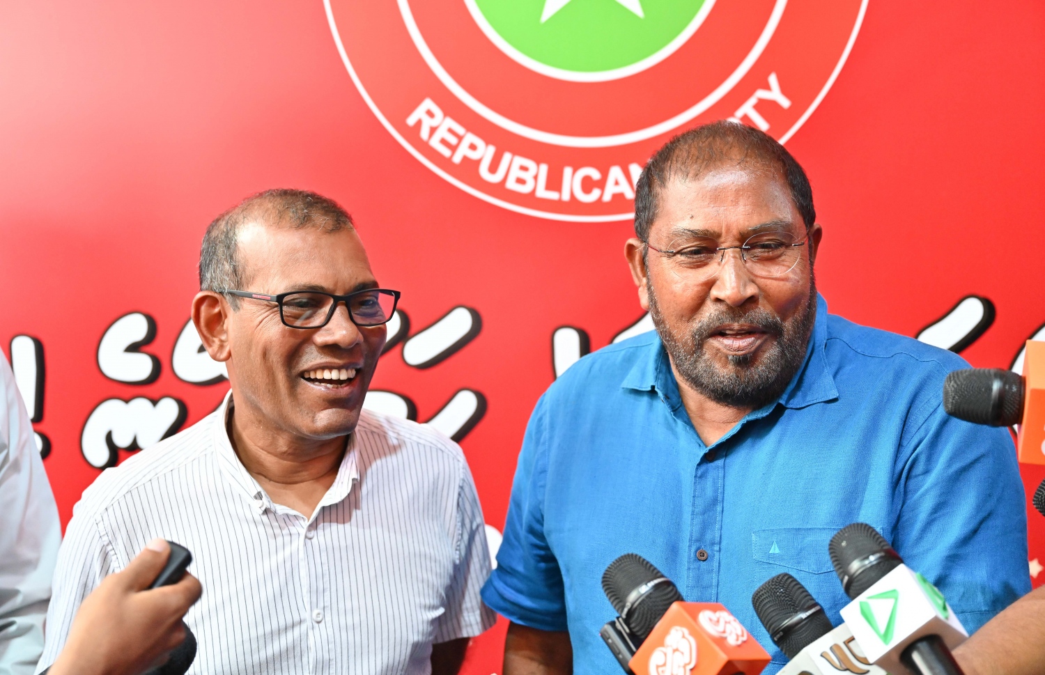 ރިޔާސީ އިންތިހާބުގައި އެކުގައި މަސައްކަތް ކުރުމަށް މިއަދު ބޭއްވި މަޝްވަރާތަކަށް ފަހު ރައްޔިތުންގެ މަޖިލީހުގައި ރައީސް މުހައްމަދު ނަޝީދު އާއި ޖޭޕީގެ ލީޑާރު ގާސިމް އިބަރާހިމް މީޑިއާތަކާ ވާހަކަދައްކަނީ.-- ފޮޓޯ: ނިޝާން އަލީ | މިހާރު
