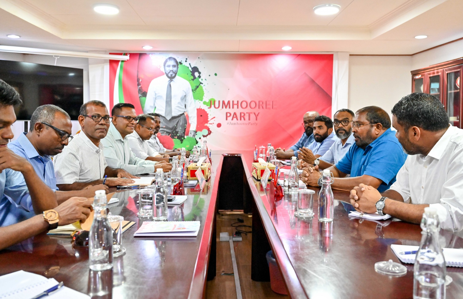 ރިޔާސީ އިންތިހާބުގައި އެކުގައި މަސައްކަތް ކުރުމަށް މަޝްވަރާކުރުމަށް މިއަދު ކުނޫޒުގައި ބޭއްވި ބައްދަލުވުން: މި މަޝްވަރާތަކަށް ފަހު ގާސިމް އިބްރާހިމް ވިދާޅުވީ، އެ ތިން ޕާޓީން އެއް ކެންޑިޑޭޓަކު ނެރެން އެއްބަސްވެފައިވާ ކަމަށް.-- ފޮޓޯ: ނިޝާން އަލީ | މިހާރު
