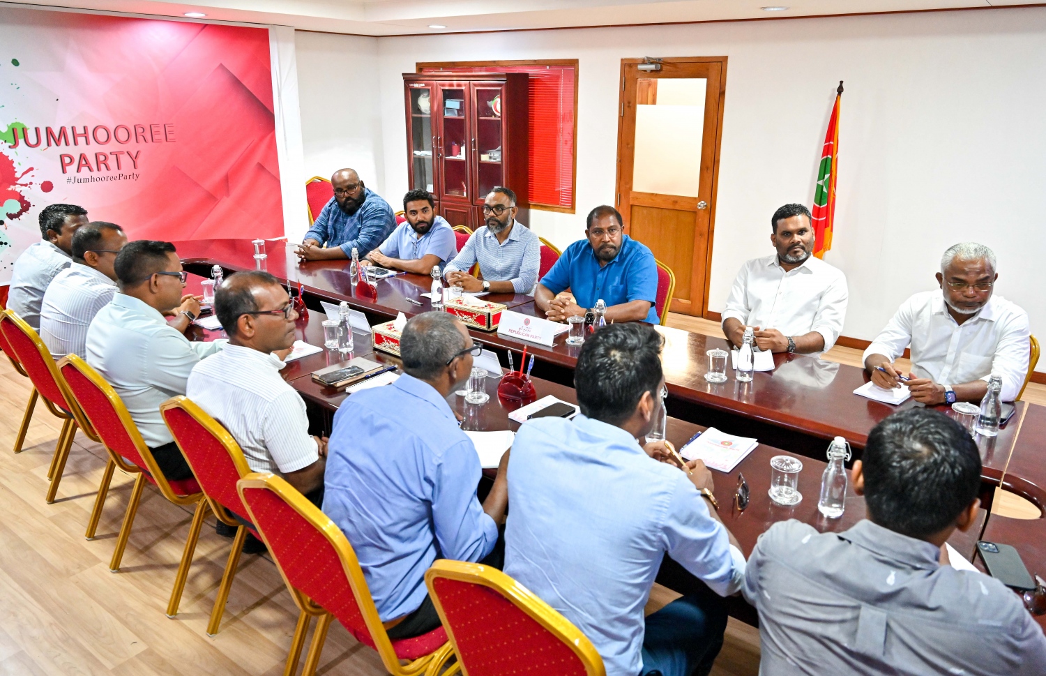 ރިޔާސީ އިންތިހާބުގައި އެކުގައި މަސައްކަތް ކުރުމަށް މަޝްވަރާކުރުމަށް މިއަދު ކުނޫޒުގައި ބޭއްވި ބައްދަލުވުން: މި މަޝްވަރާތަކަށް ފަހު ގާސިމް އިބްރާހިމް ވިދާޅުވީ، އެ ތިން ޕާޓީން އެއް ކެންޑިޑޭޓަކު ނެރެން އެއްބަސްވެފައިވާ ކަމަށް.-- ފޮޓޯ: ނިޝާން އަލީ | މިހާރު