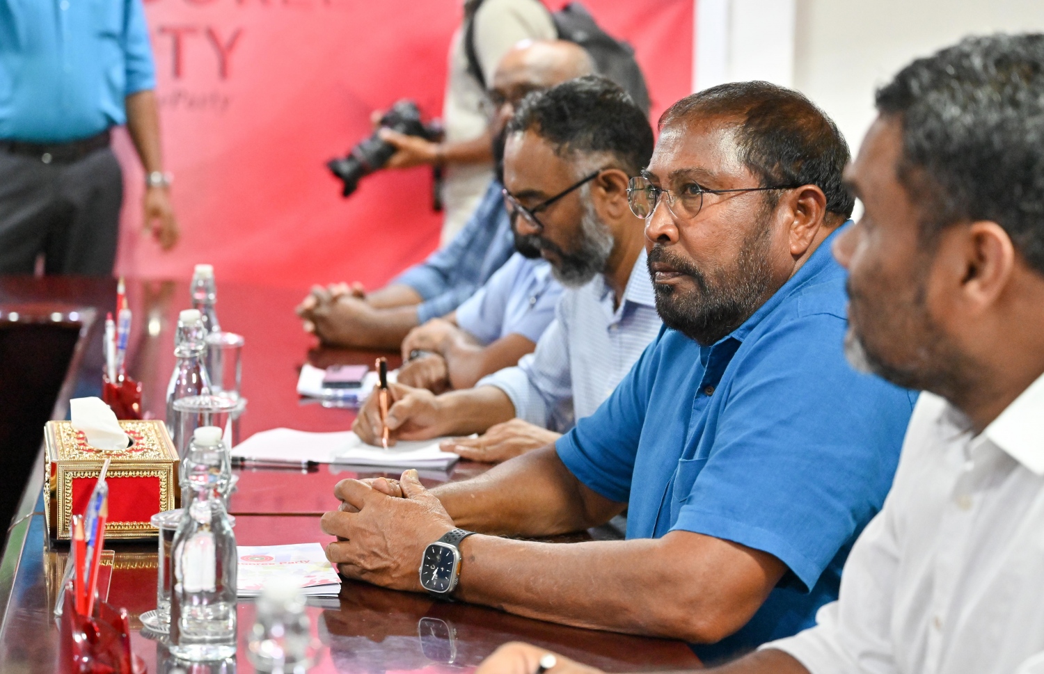 ރިޔާސީ އިންތިހާބުގައި އެކުގައި މަސައްކަތް ކުރުމަށް މަޝްވަރާކުރުމަށް މިއަދު ކުނޫޒުގައި ބޭއްވި ބައްދަލުވުމުގައި ޖޭޕީގެ ލީޑަރު، ގާސިމް އިބްރާހިމް ބައިވެރިވަނީ : މި މަޝްވަރާތަކަށް ފަހު ގާސިމް އިބްރާހިމް ވިދާޅުވީ، އެ ތިން ޕާޓީން އެއް ކެންޑިޑޭޓަކު ނެރެން އެއްބަސްވެފައިވާ ކަމަށް.-- ފޮޓޯ: ނިޝާން އަލީ | މިހާރު