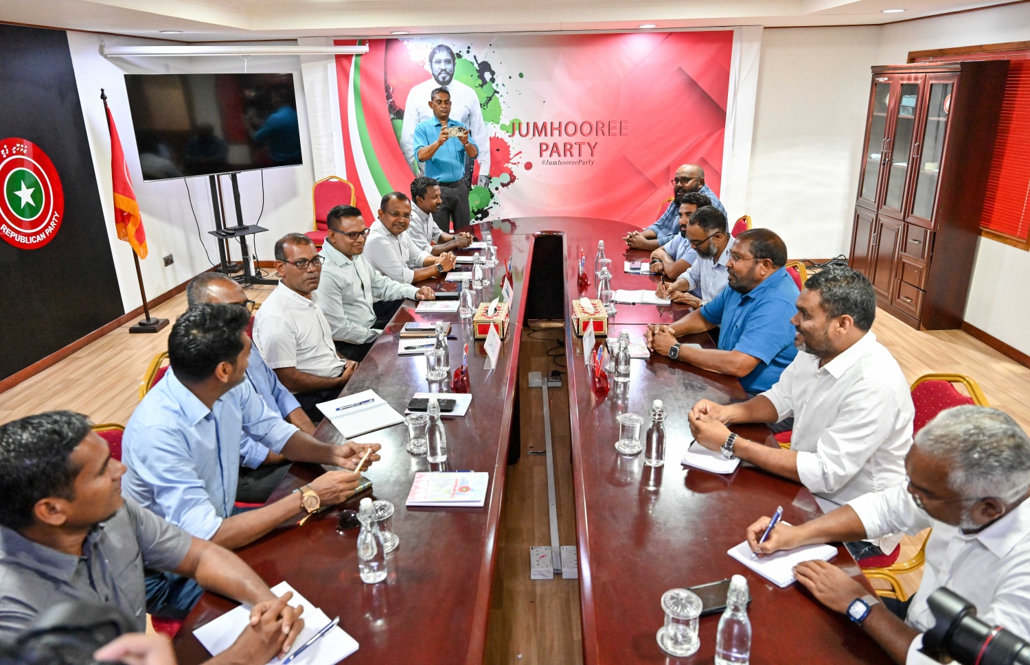 ރިޔާސީ އިންތިހާބުގައި އެކުގައި މަސައްކަތް ކުރުމަށް މަޝްވަރާކުރުމަށް މިއަދު ކުނޫޒުގައި ބޭއްވި ބައްދަލުވުން: މި މަޝްވަރާތަކަށް ފަހު ގާސިމް އިބްރާހިމް ވިދާޅުވީ، އެ ތިން ޕާޓީން އެއް ކެންޑިޑޭޓަކު ނެރެން އެއްބަސްވެފައިވާ ކަމަށް.-- ފޮޓޯ: ނިޝާން އަލީ | މިހާރު