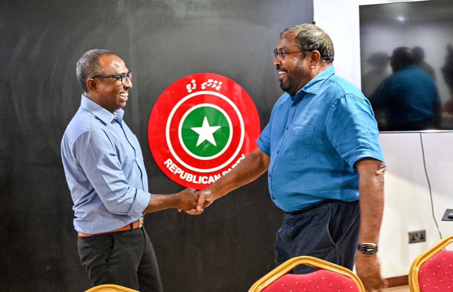 ރިޔާސީ އިންތިހާބުގައި އެކުގައި މަސައްކަތް ކުރުމަށް މަޝްވަރާކުރުމަށް މިއަދު ކުނޫޒުގައި ބޭއްވި ބައްދަލުވުމުގައި ޖޭޕީގެ ލީޑަރު، ގާސިމް އިބްރާހިމް އާއި މެދު ހެންވޭރު ދާއިރާގެ މެމްބަރު އަލީ އާޒިމް ސަލާމް ކުރައްވަނީ : މި މަޝްވަރާތަކަށް ފަހު ގާސިމް އިބްރާހިމް ވިދާޅުވީ، އެ ތިން ޕާޓީން އެއް ކެންޑިޑޭޓަކު ނެރެން އެއްބަސްވެފައިވާ ކަމަށް.-- ފޮޓޯ: ނިޝާން އަލީ | މިހާރު