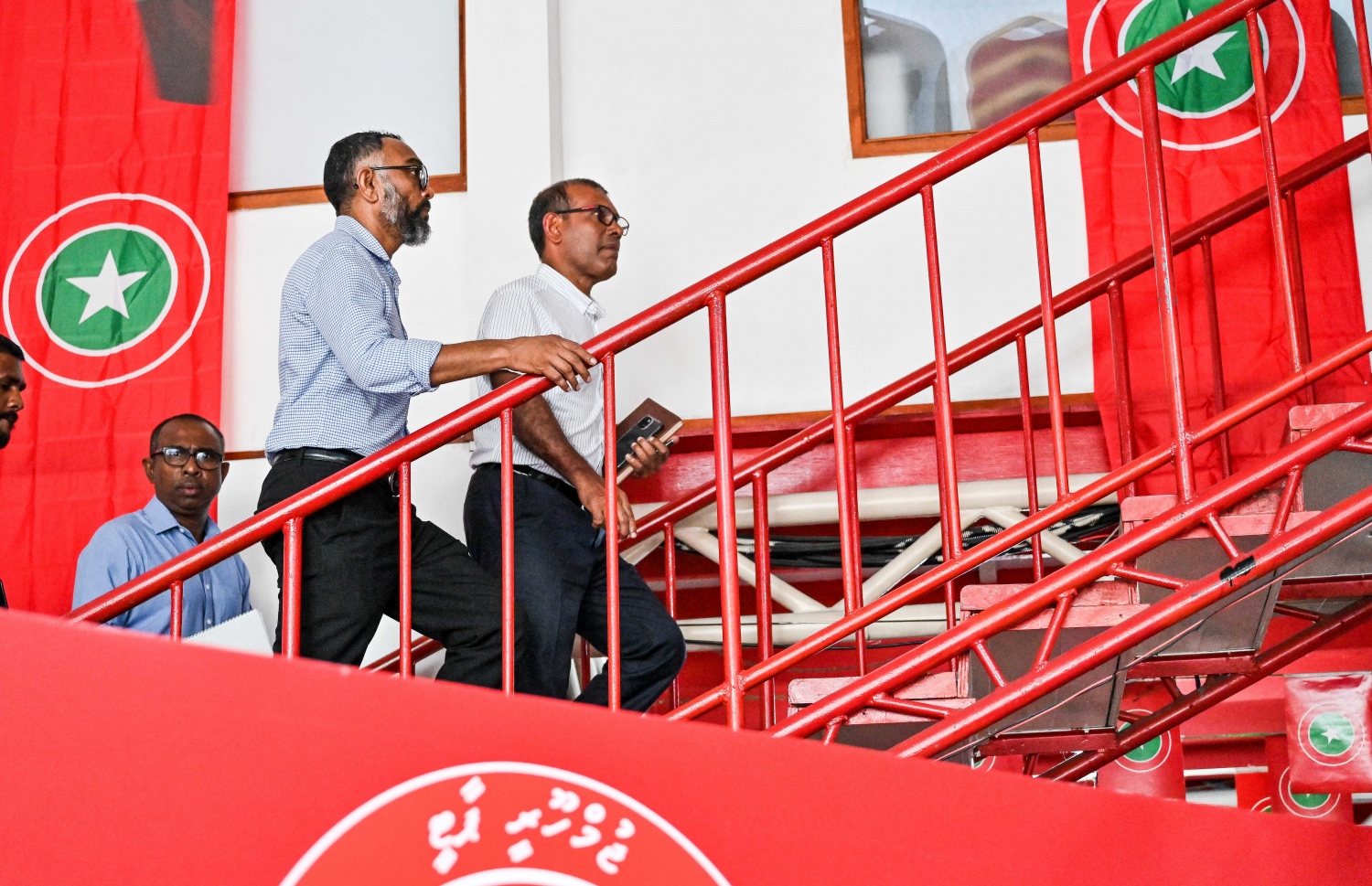 ރިޔާސީ އިންތިހާބުގައި އެކުގައި މަސައްކަތް ކުރުމަށް މަޝްވަރާކުރުމަށް މިއަދު ކުނޫޒުގައި ބޭއްވި ބައްދަލުވުމަށް ރައްޔިތުންގެ މަޖިލީހުގައި ރައީސް މުހައްމަދު ނަޝީދު ވަޑައިގަންނަވަނީ : މި މަޝްވަރާތަކަށް ފަހު ޖޭޕީގެ ލީޑަރު، ގާސިމް އިބްރާހިމް ވިދާޅުވީ، އެ ތިން ޕާޓީން އެއް ކެންޑިޑޭޓަކު ނެރެން އެއްބަސްވެފައިވާ ކަމަށް.-- ފޮޓޯ: ނިޝާން އަލީ | މިހާރު