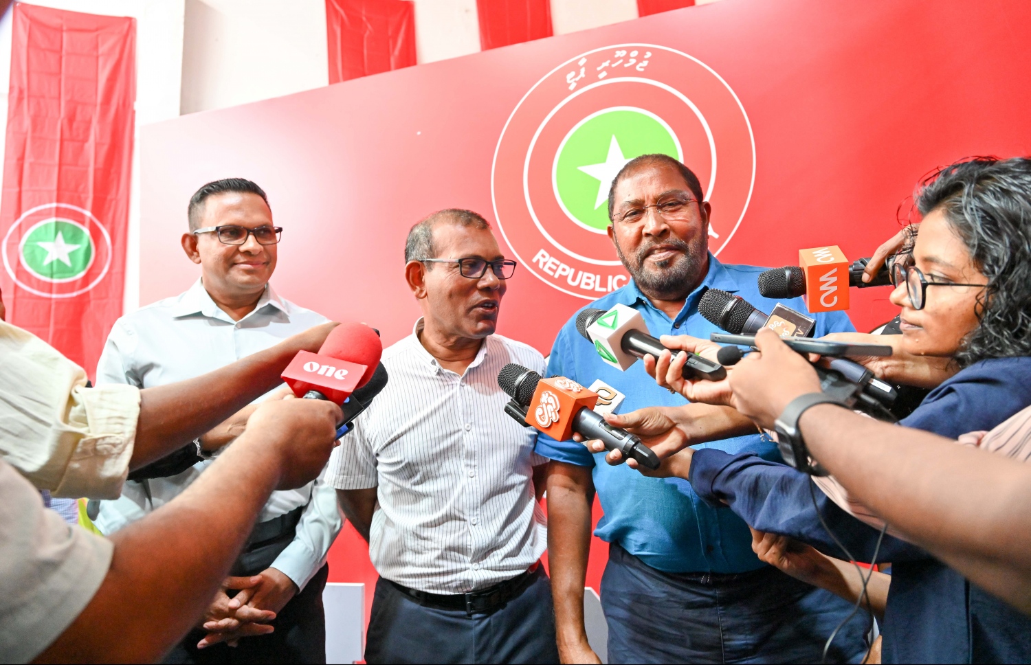 މި އަހަރުގެ ރިޔާސީ އިންތިހާބަށް އެއް ކެނޑިޑޭޓަކު ނެރެން ޖޭޕީ އާއި ޑިމޮކްރެޓްސް އަދި އެމްއެންޕީން މަޝްވަރާކުރުމަށް ބޭއްވި ބައްދަލުވުމުގައި ޑިމޮކްރެޓްސްގެ މެމްބަރު އަދި ރައްޔިތުންގެ މަޖިލީހުގައި ރައީސް މުހައްމަދު ނަޝީދު (ވ)، ޖޭޕީގެ ލީޑަރު، ގާސިމް އިބްރާހިމް (މ) އަދި އެމްއެންޕީގެ ރައީސް މުހައްމަދު ނާޒިމް (ކ).-- ފޮޓޯ: ނިޝާން އަލީ | މިހާރު