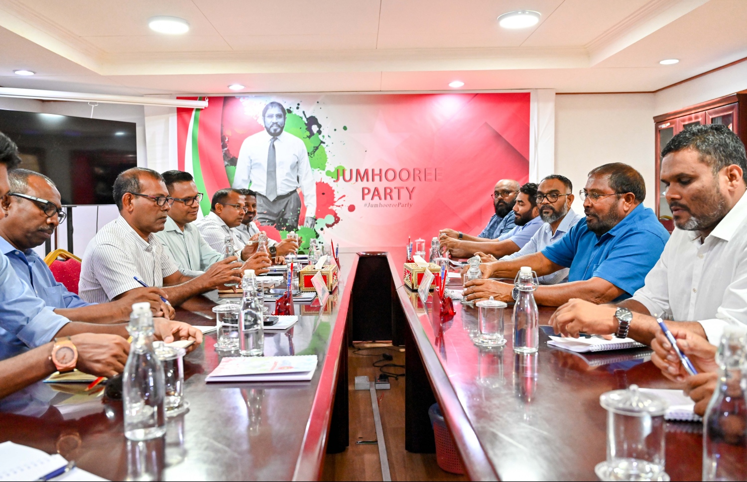 ރިޔާސީ އިންތިހާބުގައި އެކުގައި މަސައްކަތް ކުރުމަށް މަޝްވަރާކުރުމަށް މިއަދު ކުނޫޒުގައި ބޭއްވި ބައްދަލުވުން: މި މަޝްވަރާތަކަށް ފަހު ގާސިމް އިބްރާހިމް ވިދާޅުވީ، އެ ތިން ޕާޓީން އެއް ކެންޑިޑޭޓަކު ނެރެން އެއްބަސްވެފައިވާ ކަމަށް.-- ފޮޓޯ: ނިޝާން އަލީ | މިހާރު