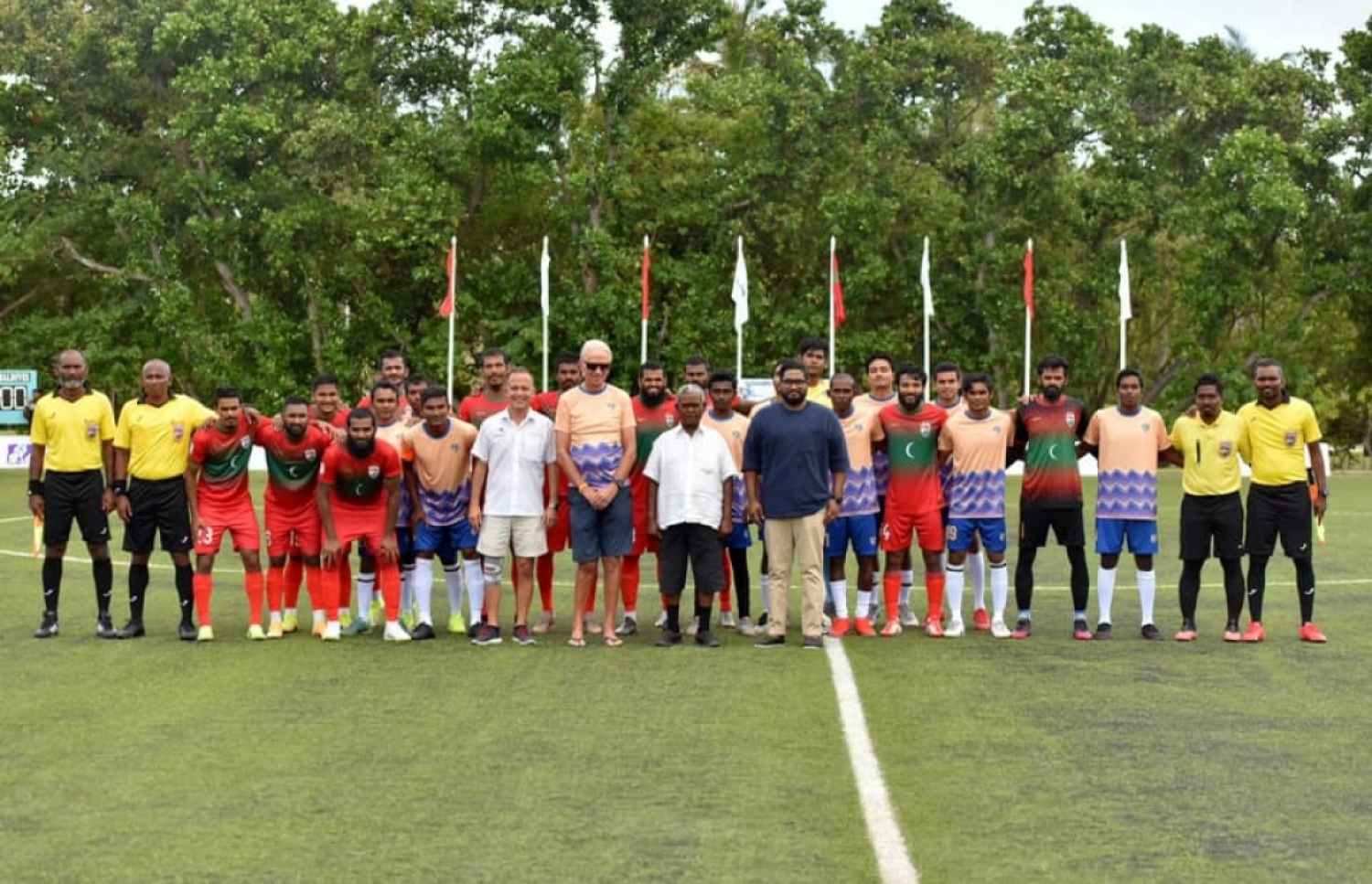 ކުރެއްދޫގައި ކުޅުނު މެޗަށް ފަހު، ކުރެއްދޫ ޓީމުގެ ކުޅުންތެރިންނާއި އެ ރިސޯޓްގެ ވެރިން އަދި ގައުމީ ޓީމުގެ ކުޅުންތެރިންނާއި އެފްއޭއެމްގެ ވެރިން ފޮޓޯ އަކަށް ހުއްޓިލައިގެން