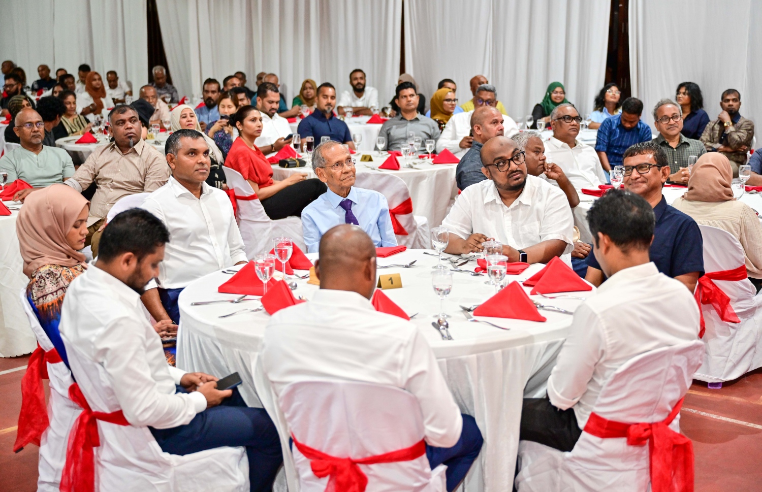 ނައިބު ރައީސް ފައިސަލް ނަސީމްގެ ހަޔާތްޕުޅުގެ މައްޗަށް ލިޔެފައިވާ ބަޔޮގްރަފީ ނެރުމަށް ރޭ ޣިޔާސުއްދީން ސްކޫލުގައި ބޭއްވި ރަސްމިއްޔާތު.-- ފޮޓޯ: ނިޝާން އަލީ | މިހާރު