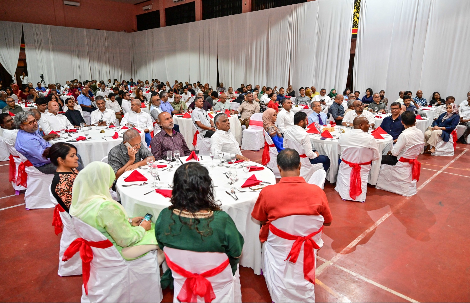 ނައިބު ރައީސް ފައިސަލް ނަސީމްގެ ބަޔޮގްރަފީ ނެރުމަށް ރޭ ބޭއްވި ރަސްމިއްޔާތުގައި ބައިވެރިވި ބައެއް ބޭފުޅުން.-- ފޮޓޯ: ނިޝާން އަލީ/ މިހާރު