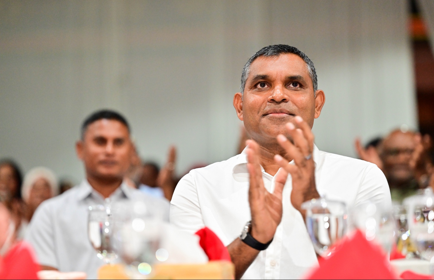 ނައިބު ރައީސް ފައިސަލް ނަސީމްގެ ހަޔާތްޕުޅުގެ މައްޗަށް ލިޔެފައިވާ ބަޔޮގްރަފީ ނެރުމަށް ރޭ ޣިޔާސުއްދީން ސްކޫލުގައި ބޭއްވި ރަސްމިއްޔާތުގައި ނައިބު ރައީސް ފައިސަލް ނަސީމް ބައިވެރިވެވަޑައިގަންނަވަނީ.-- ފޮޓޯ: ނިޝާން އަލީ | މިހާރު
