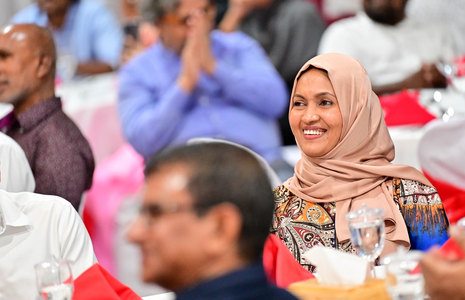 ނައިބު ރައީސް ފައިސަލް ނަސީމްގެ ހަޔާތްޕުޅުގެ މައްޗަށް ލިޔެފައިވާ ބަޔޮގްރަފީ ނެރުމަށް ރޭ ޣިޔާސުއްދީން ސްކޫލުގައި ބޭއްވި ރަސްމިއްޔާތުގައި ނައިބު ރައީސް ފައިސަލް ނަސީމްގެ އަނބިކަނބަލުން ބައިވެރިވެވަޑައިގަންނަވަނީ.-- ފޮޓޯ: ނިޝާން އަލީ | މިހާރު