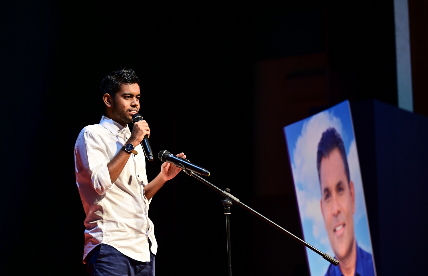 ނައިބު ރައީސް ފައިސަލް ނަސީމްގެ ހަޔާތްޕުޅުގެ މައްޗަށް ލިޔެފައިވާ ބަޔޮގްރަފީ ނެރުމަށް ރޭ ޣިޔާސުއްދީން ސްކޫލުގައި ބޭއްވި ރަސްމިއްޔާތުގައި އެ މަނިކުފާނުގެ ދަރިކަލަކު ލަވައެއް ވިދާޅުވަނީ.-- ފޮޓޯ: ނިޝާން އަލީ | މިހާރު