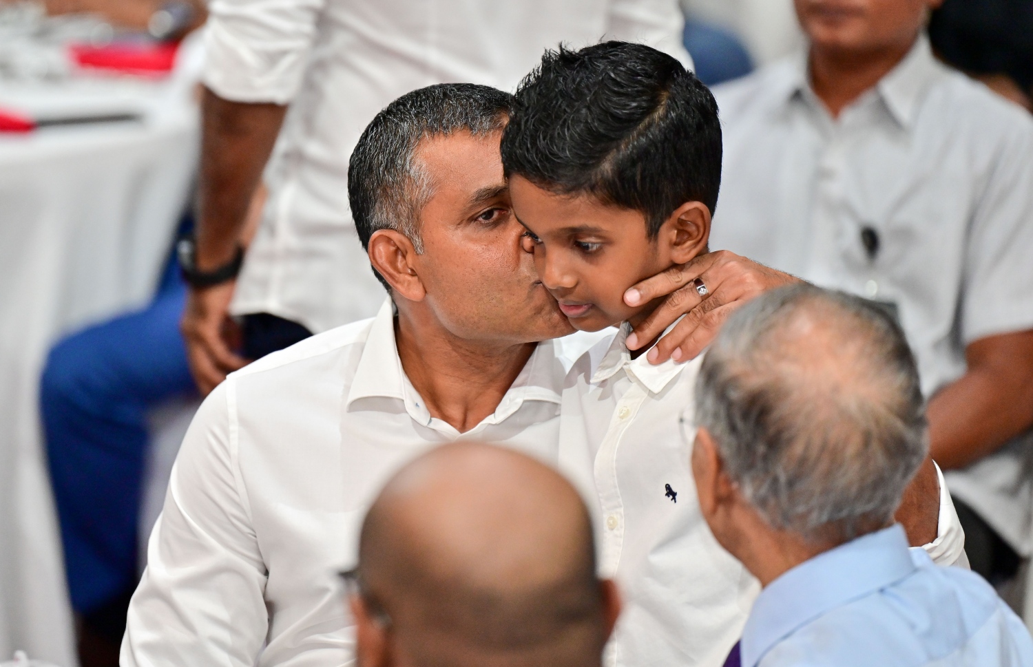 ނައިބު ރައީސް ފައިސަލް ނަސީމްގެ ހަޔާތްޕުޅުގެ މައްޗަށް ލިޔެފައިވާ ބަޔޮގްރަފީ ނެރުމަށް ރޭ ޣިޔާސުއްދީން ސްކޫލުގައި ބޭއްވި ރަސްމިއްޔާތުގައި ނައިބު ރައީސް ފައިސަލް ނަސީމް ދަރިފުޅުގެ މޫނަށް ބޮސްދެއްވަނީ .-- ފޮޓޯ: ނިޝާން އަލީ | މިހާރު